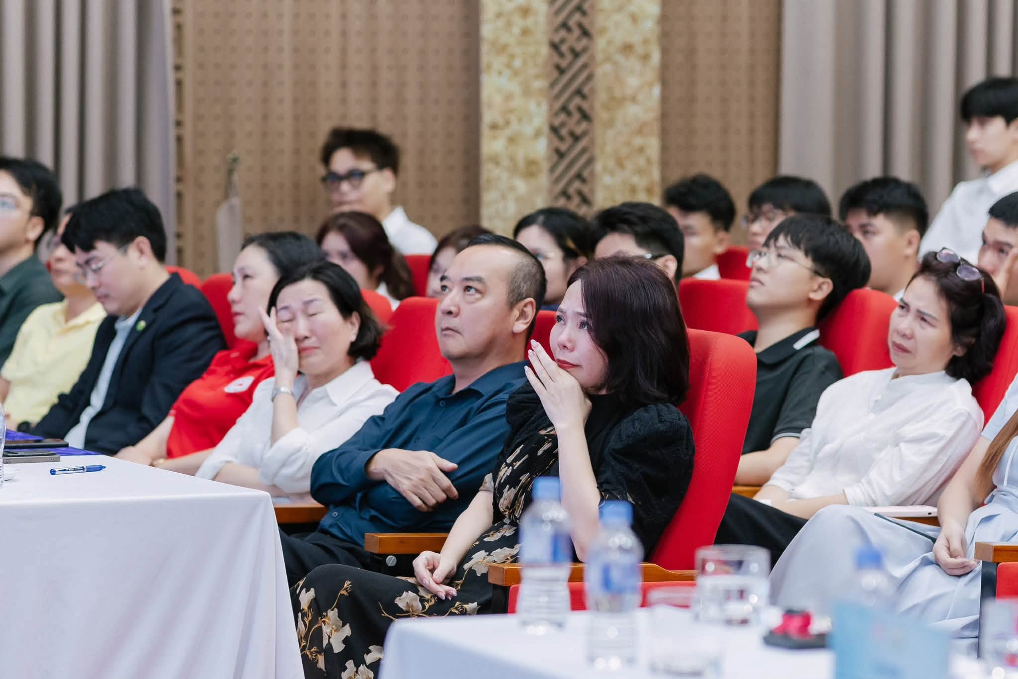 Xúc động hình ảnh hàng trăm sinh viên khóc nghẹn, tri ân chàng trai 19 tuổi hiến tạng cứu người - Ảnh 7.