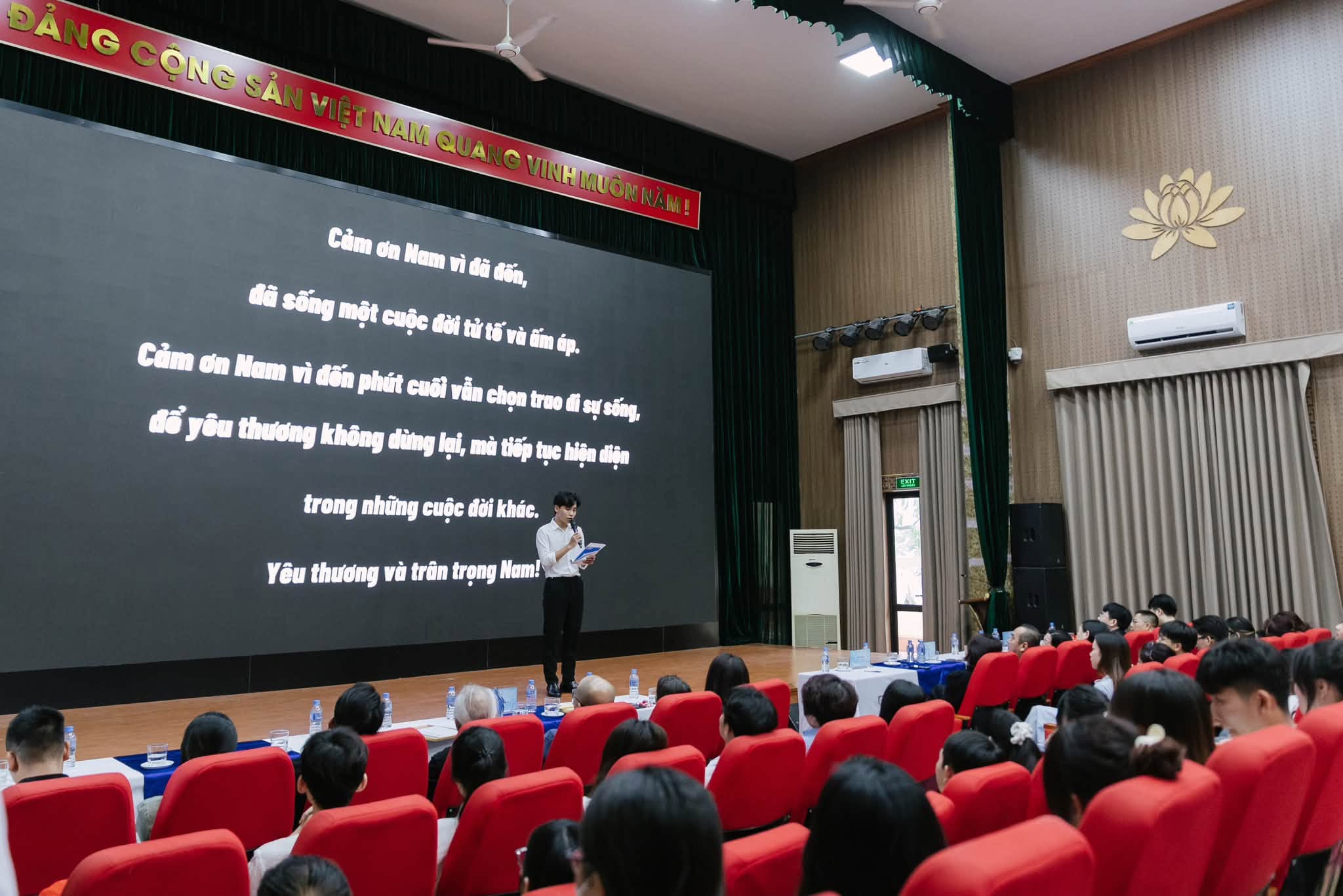 Xúc động hình ảnh hàng trăm sinh viên khóc nghẹn, tri ân chàng trai 19 tuổi hiến tạng cứu người - Ảnh 2.