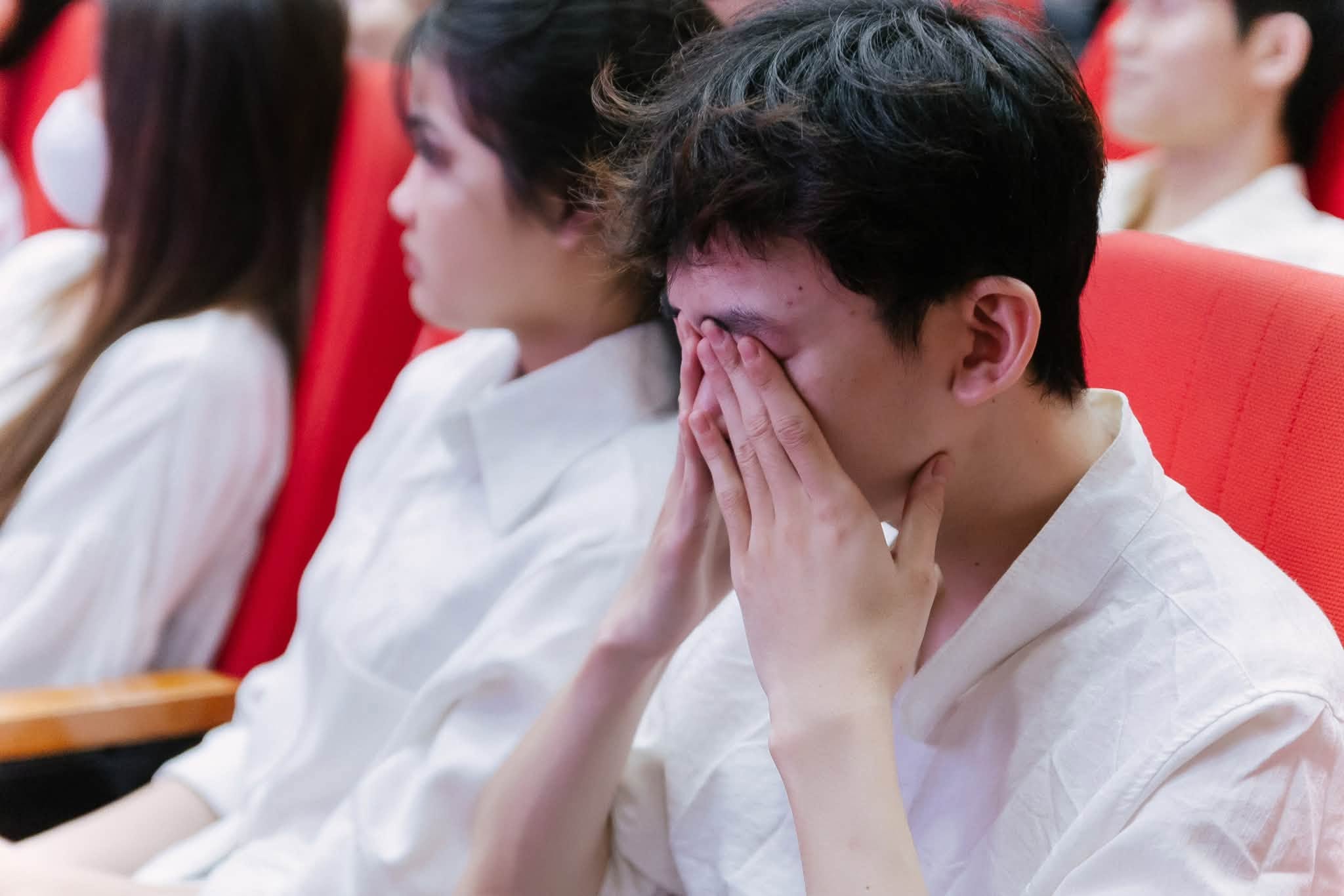 Xúc động hình ảnh hàng trăm sinh viên khóc nghẹn, tri ân chàng trai 19 tuổi hiến tạng cứu người - Ảnh 8.