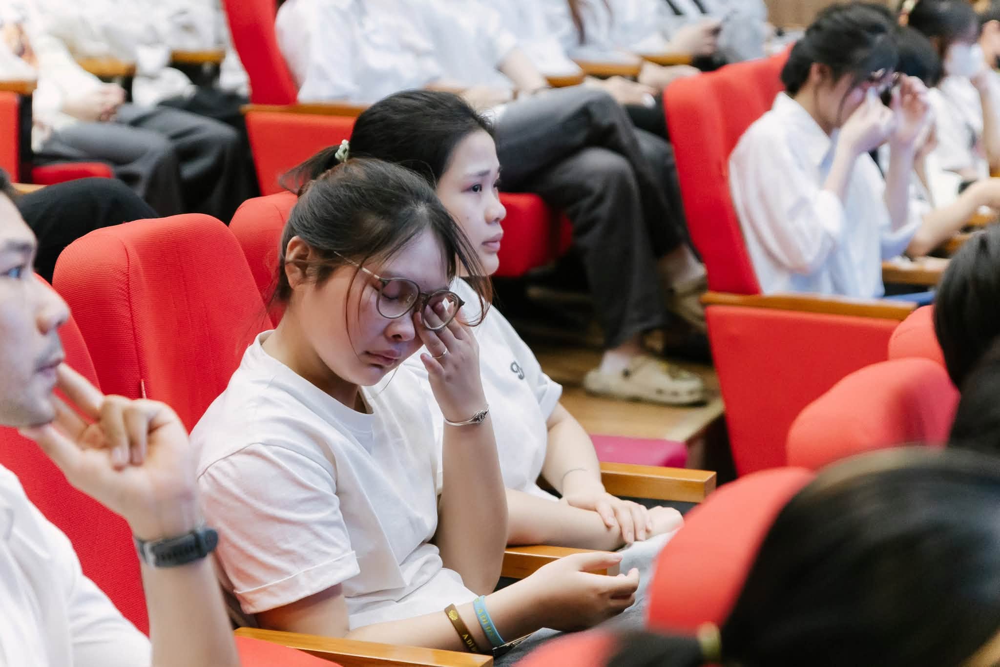 Xúc động hình ảnh hàng trăm sinh viên khóc nghẹn, tri ân chàng trai 19 tuổi hiến tạng cứu người - Ảnh 6.