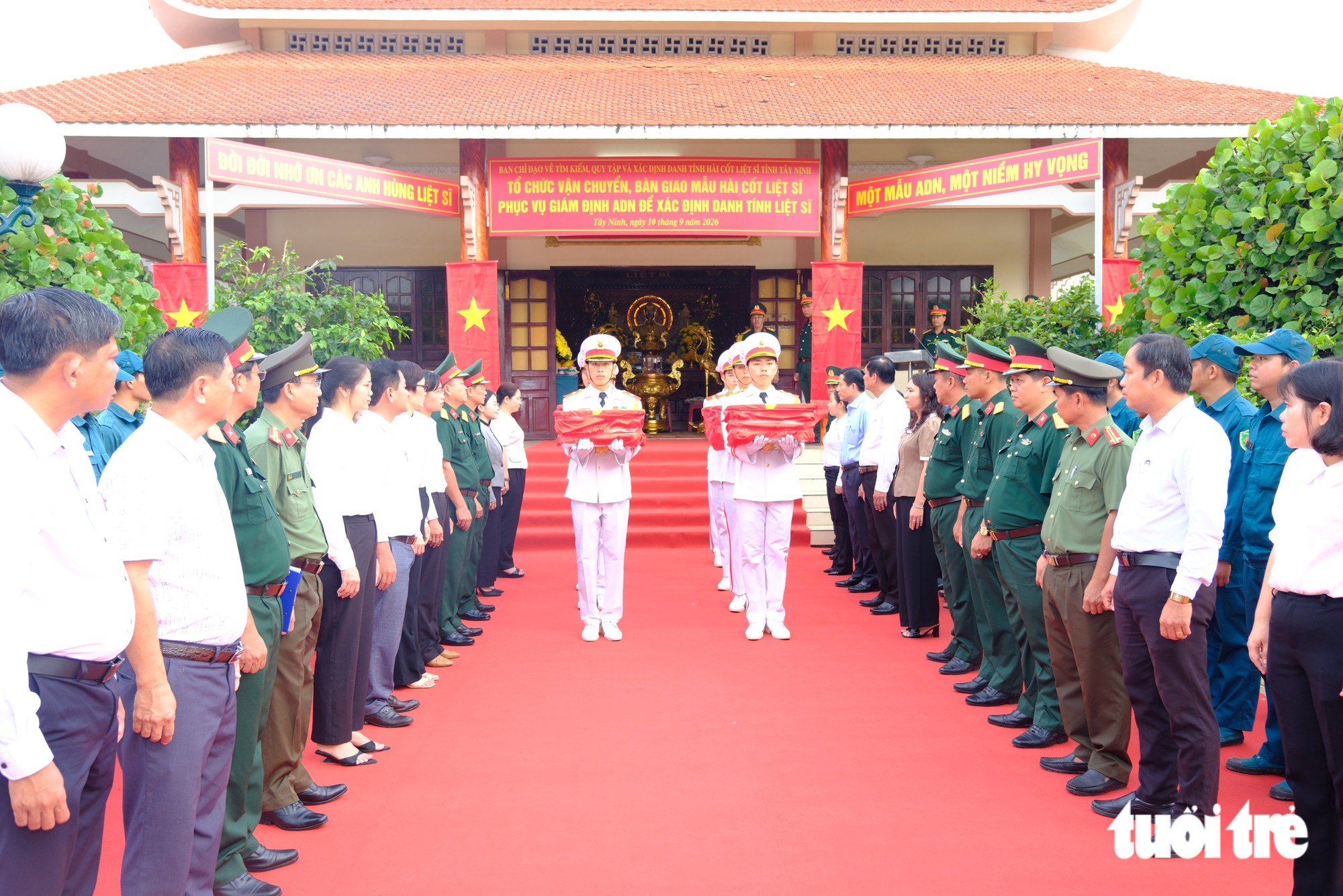 Tây Ninh tổ chức đưa 5.287 mẫu hài cốt liệt sĩ đến sân bay Tân Sơn Nhất chờ đi giám định ADN - Ảnh 1.