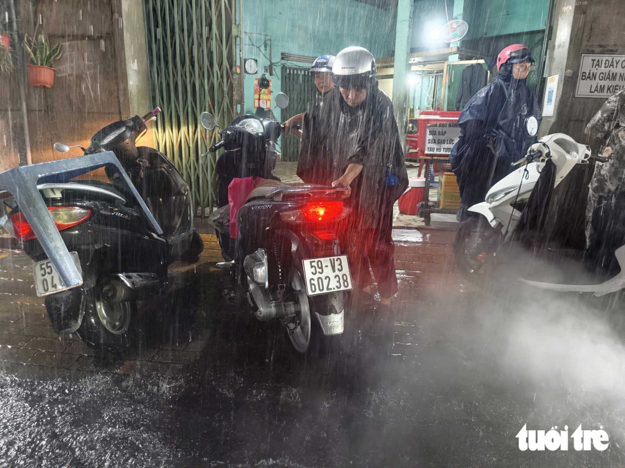 Mưa lớn, nhiều tuyến đường TP.HCM ngập nặng, người dân chật vật về nhà - Ảnh 3.