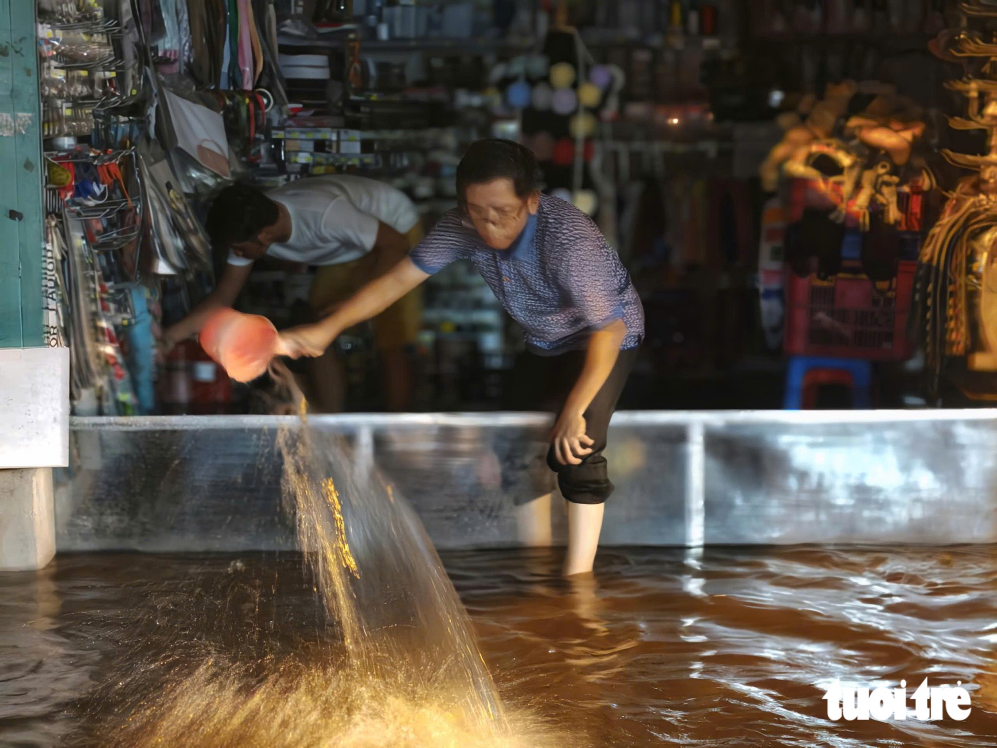Mưa lớn, nhiều tuyến đường TP.HCM ngập nặng, người dân chật vật về nhà - Ảnh 6.