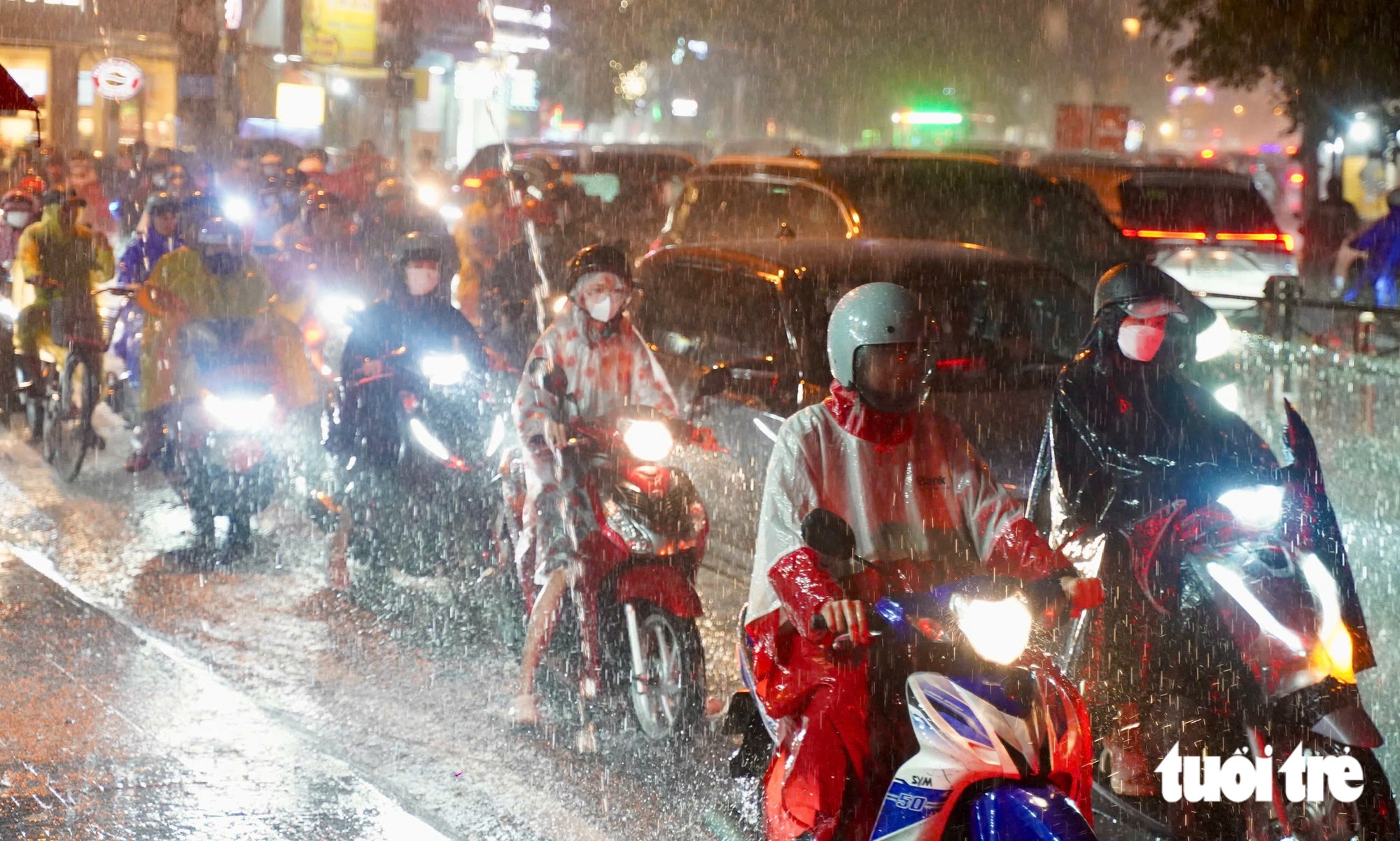 Mưa lớn, nhiều tuyến đường TP.HCM ngập nặng, người dân chật vật về nhà - Ảnh 10.