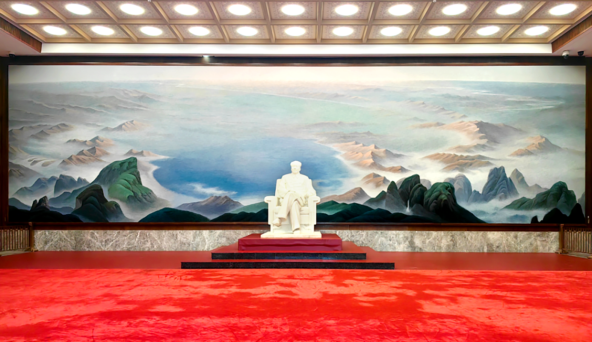 中国は、毛沢東元主席の没後50周年を記念する巨大壁画を修復した。