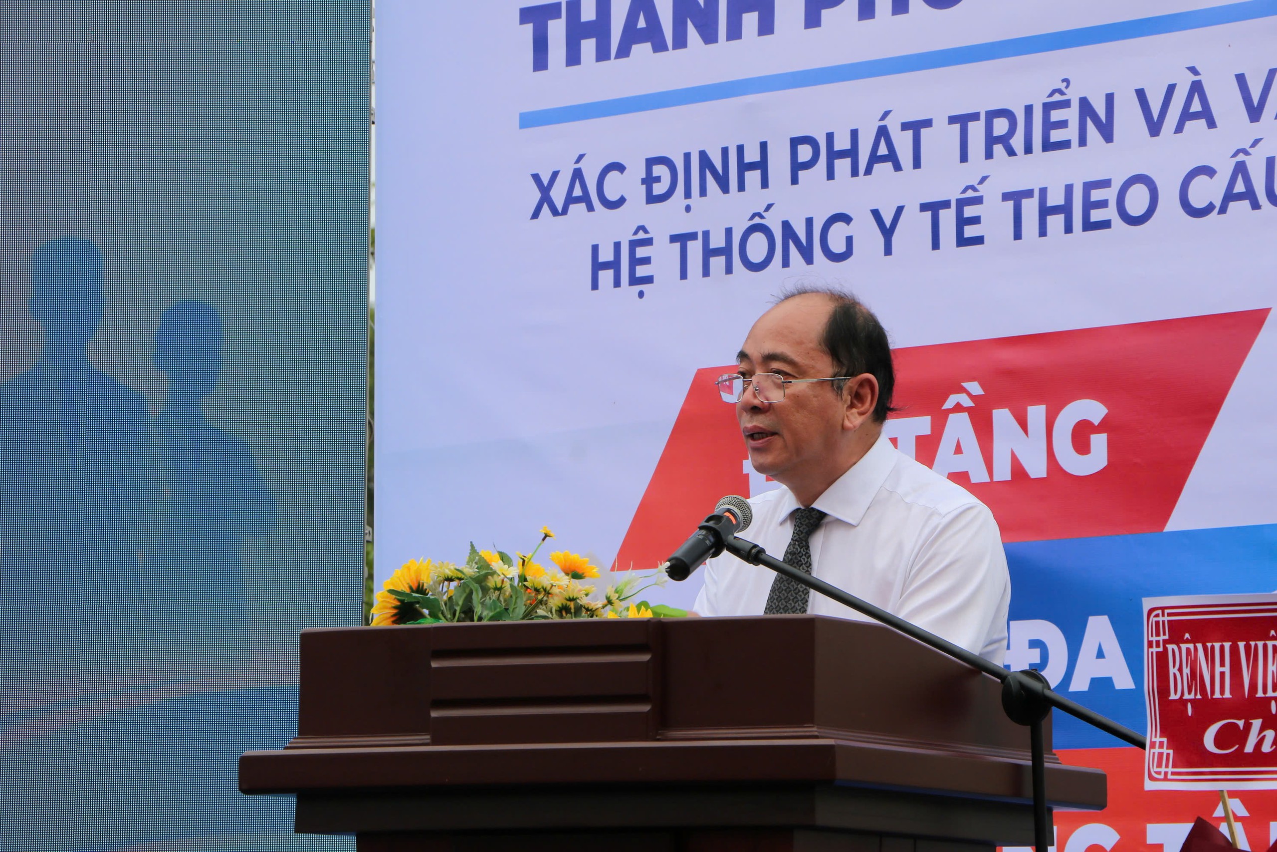 Phó bí thư Nguyễn Phước Lộc: Đưa bác sĩ trẻ về gần dân, nâng chất y tế cơ sở - Ảnh 2.