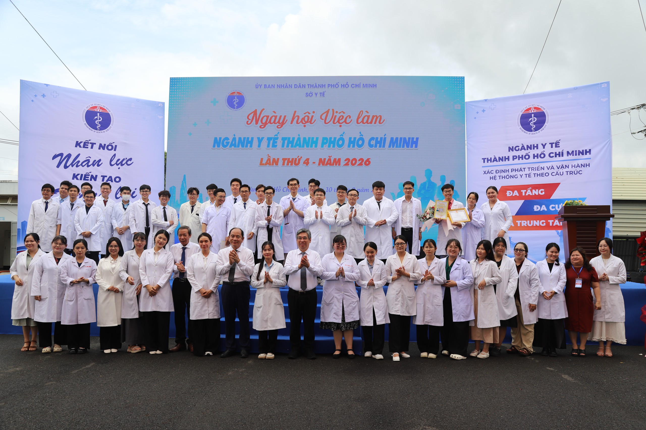 Phó bí thư Nguyễn Phước Lộc: Đưa bác sĩ trẻ về gần dân, nâng chất y tế cơ sở - Ảnh 3.