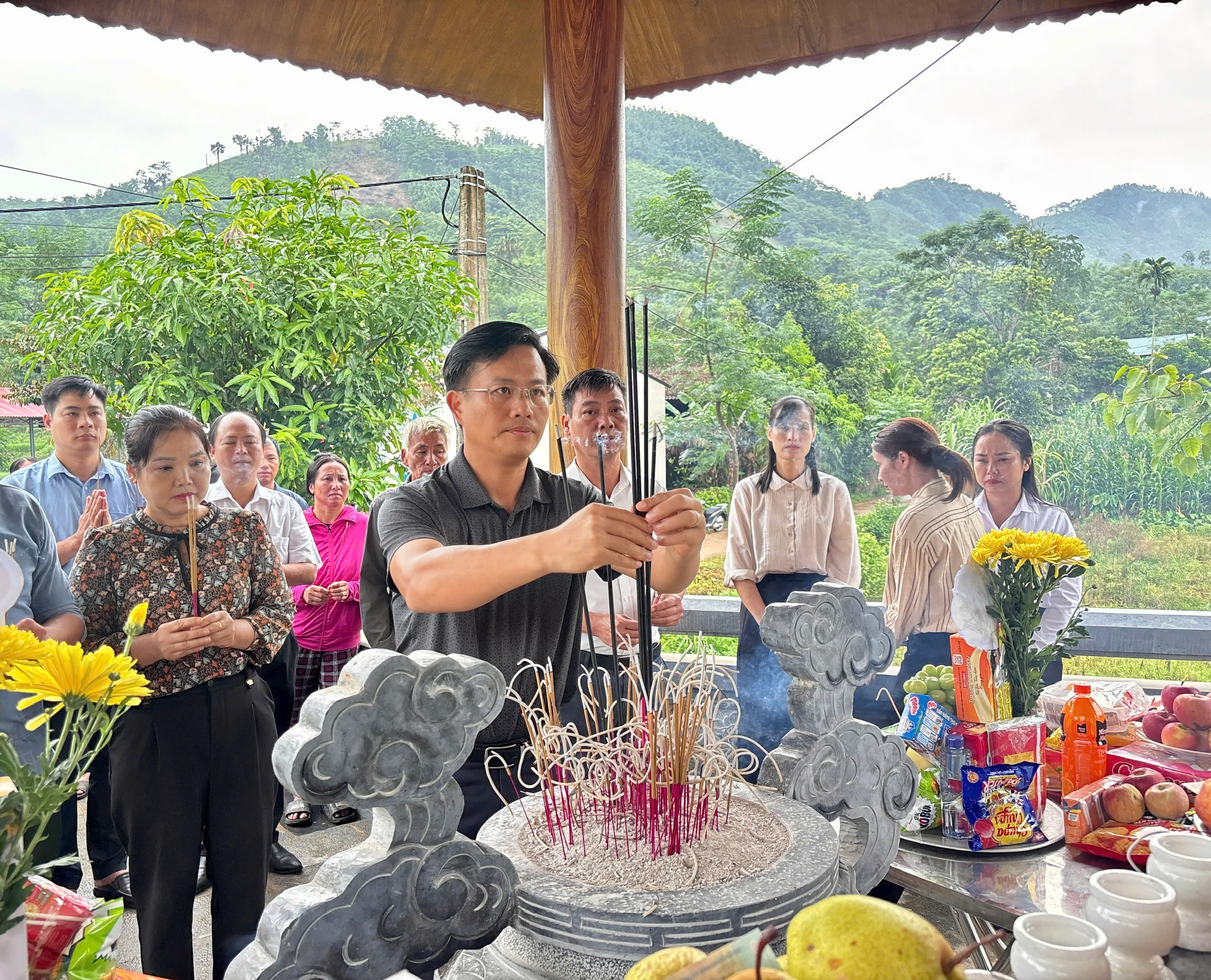 Dâng hương, tưởng niệm 67 nạn nhân trong vụ lũ quét ở Làng Nủ cách đây 2 năm - Ảnh 1.