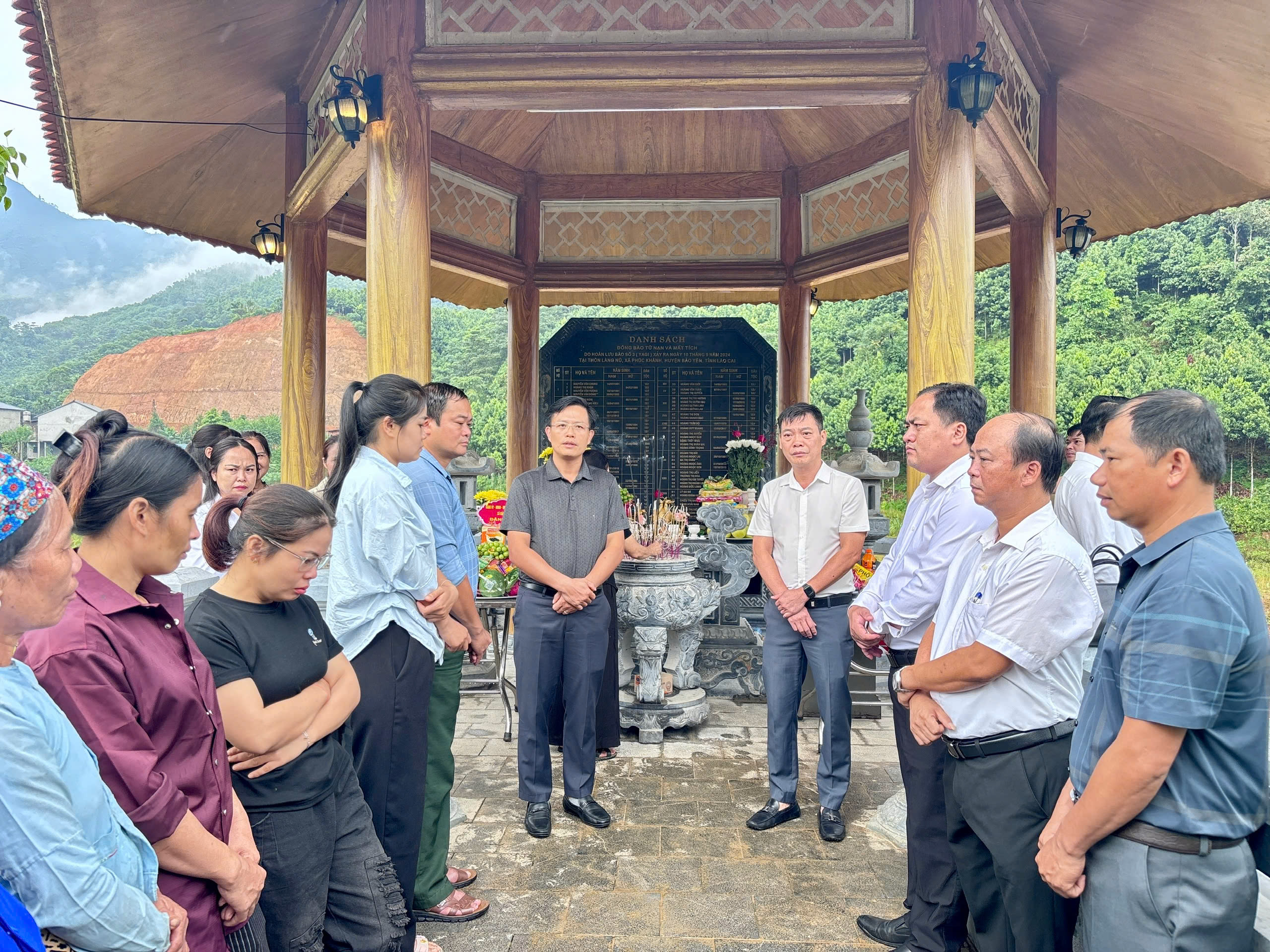 Dâng hương, tưởng niệm 67 nạn nhân trong vụ lũ quét ở Làng Nủ cách đây 2 năm - Ảnh 3.
