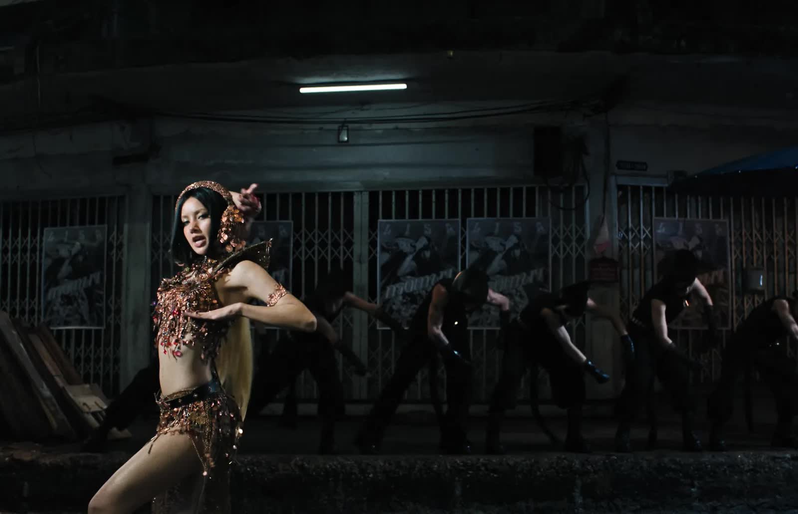 Thời trang của Lisa BlackPink trong MV SaWaDiKa - Ảnh 4.
