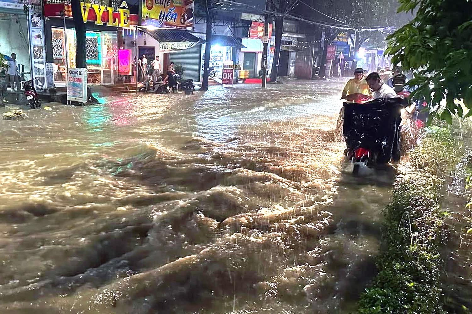 Mưa lớn ‘nhấn chìm’ nhiều tuyến đường ở Đồng Nai, nước cuốn trôi xe máy - Ảnh 1.