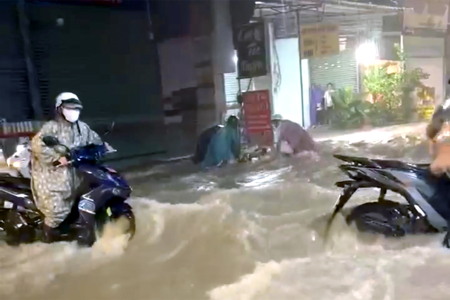 Mưa lớn ‘nhấn chìm’ nhiều tuyến đường ở Đồng Nai, nước cuốn trôi xe máy - Ảnh 2.