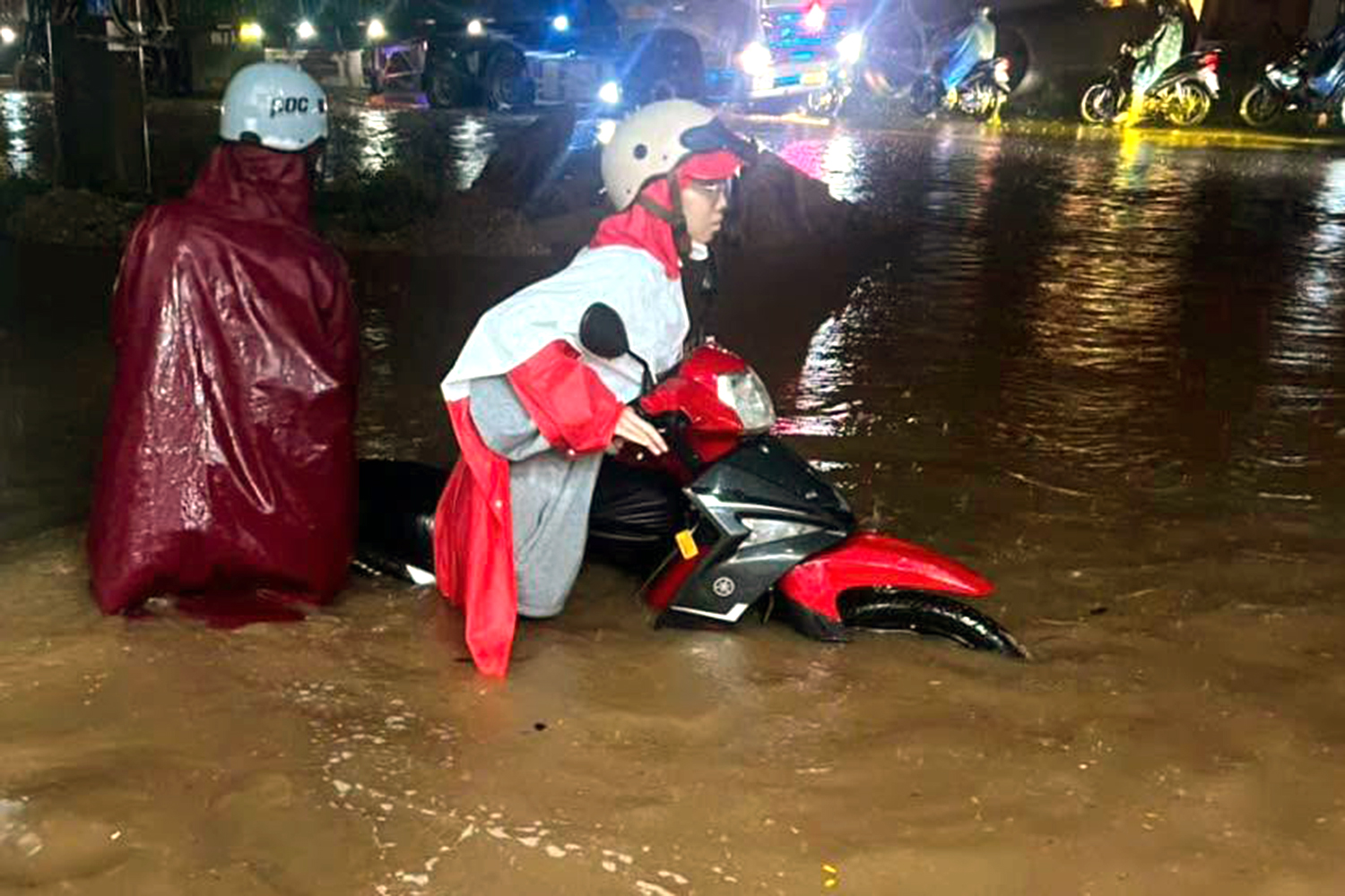 Mưa lớn ‘nhấn chìm’ nhiều tuyến đường ở Đồng Nai, nước cuốn trôi xe máy - Ảnh 3.