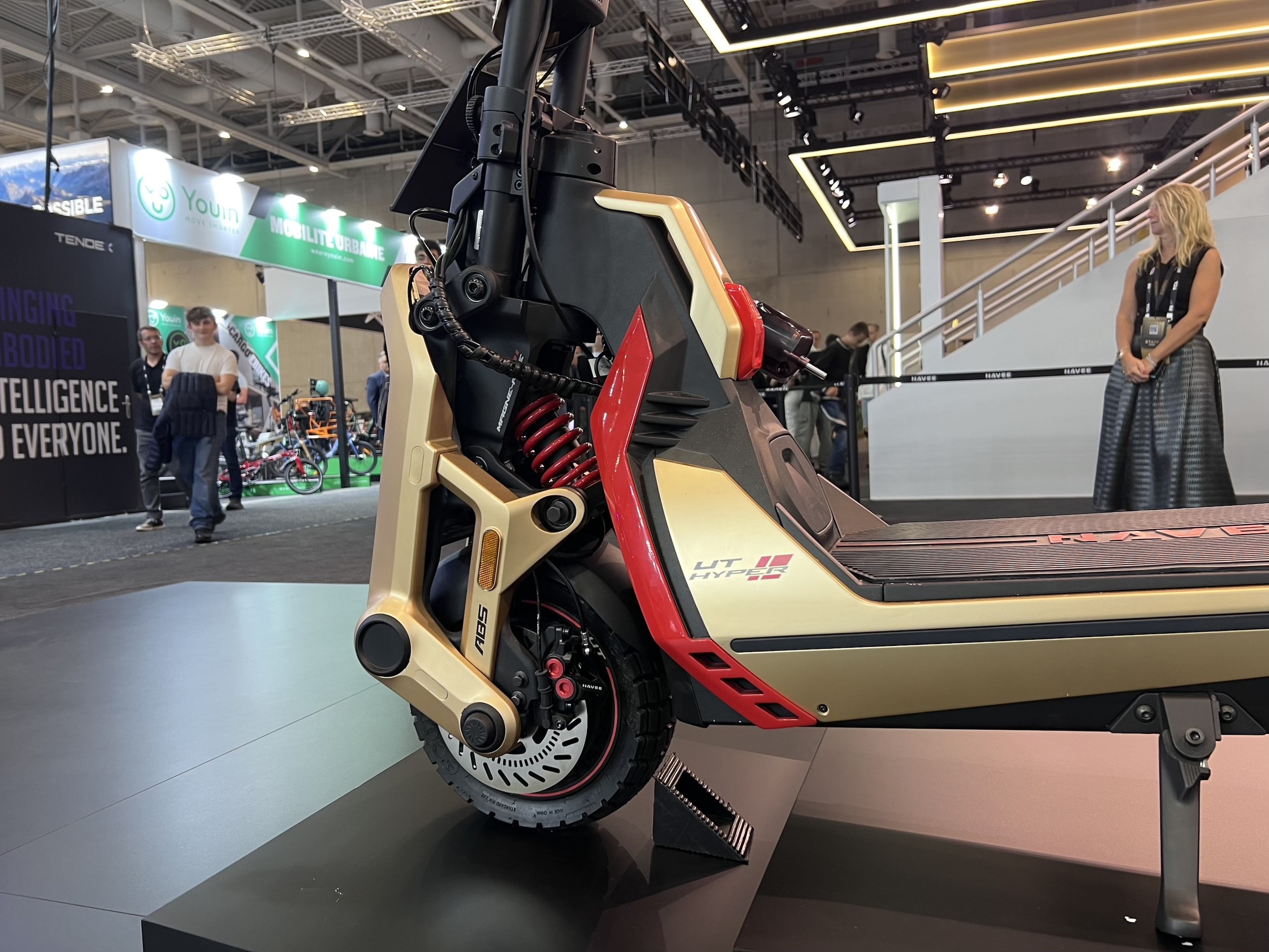 Xe scooter điện khiến Honda SH350i cũng phải 'sốc': 40 mã lực, tốc độ 150km/h, đi 200km/sạc - Ảnh 9.