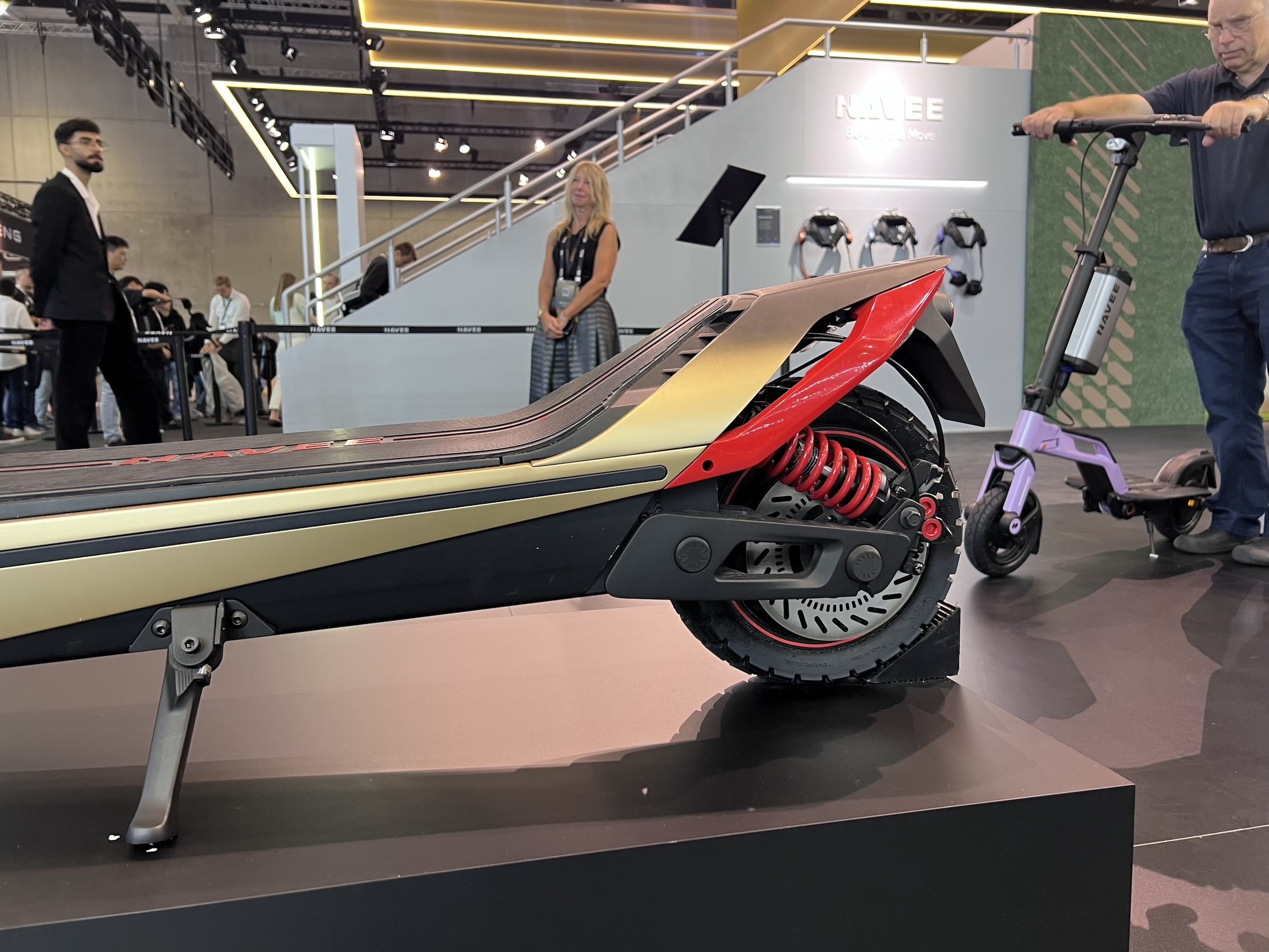 Xe scooter điện khiến Honda SH350i cũng phải 'sốc': 40 mã lực, tốc độ 150km/h, đi 200km/sạc - Ảnh 10.