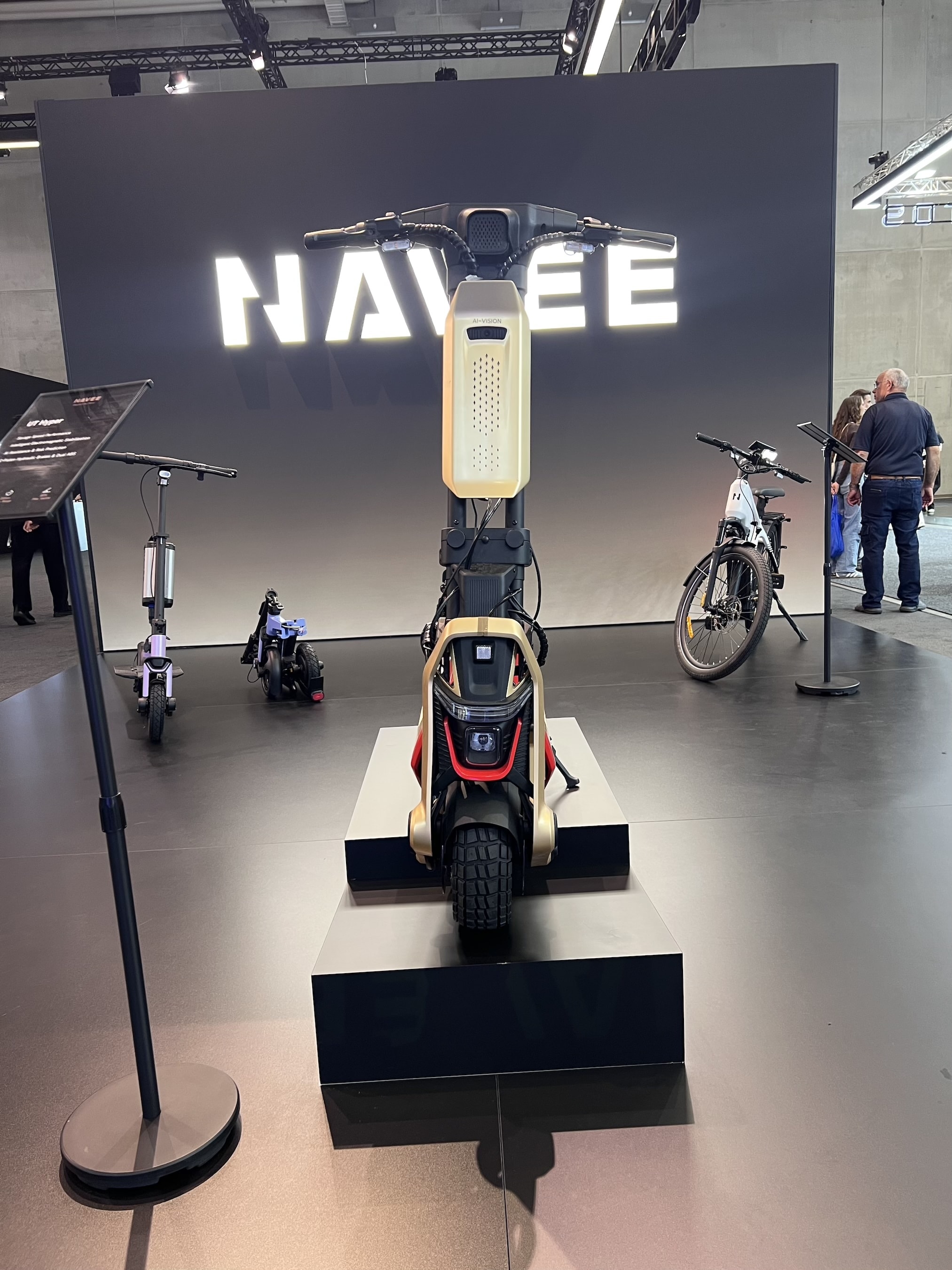Xe scooter điện khiến Honda SH350i cũng phải 'sốc': 40 mã lực, tốc độ 150km/h, đi 200km/sạc - Ảnh 4.