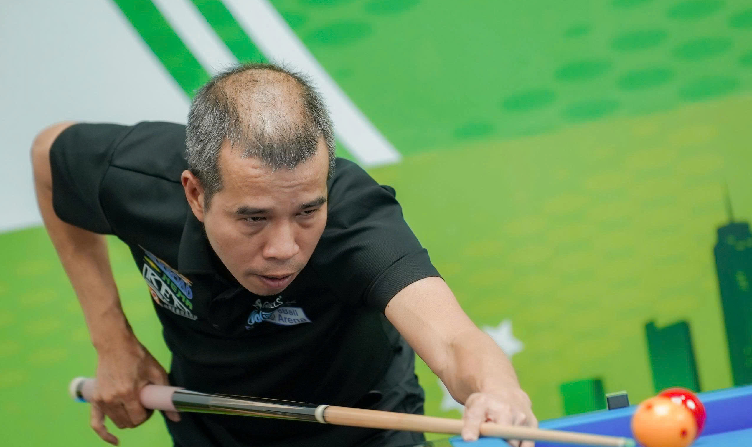 Trần Quyết Chiến lách khe cửa hẹp để qua 'bảng tử thần' tại Giải billiards TP.HCM - Ảnh 1.