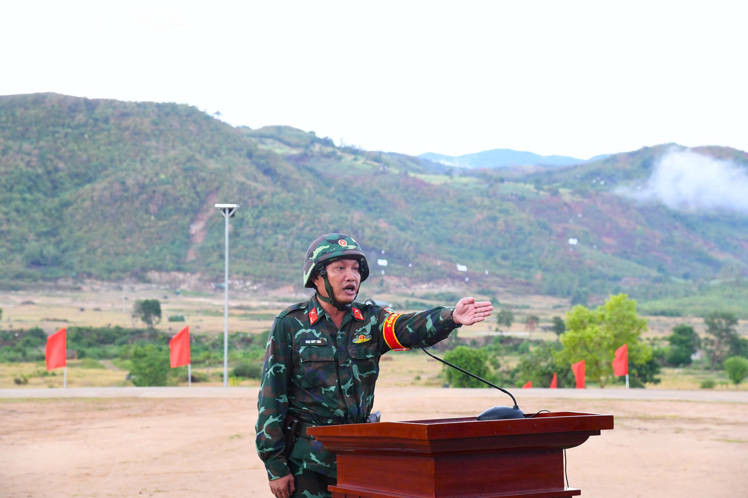 Bộ đội nổ súng trên xe bus đánh chiếm lại mục tiêu tại diễn tập khu vực phòng thủ Đắk Lắk - Ảnh 7.
