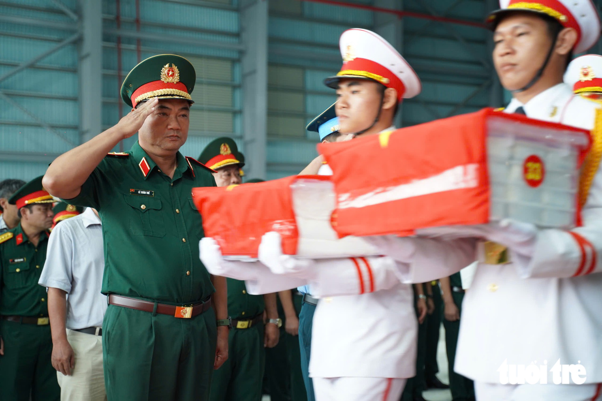 Quốc kỳ ôm 13.563 mẫu ADN liệt sĩ miền Đông Nam Bộ và Lâm Đồng bay đến Hà Nội - Ảnh 12.