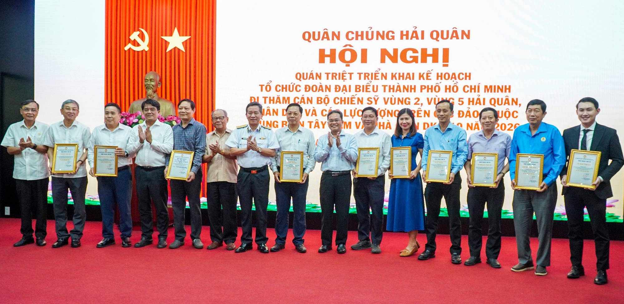 Đoàn Đại biểu TP.HCM đi thăm cán bộ, chiến sĩ và nhân dân tại các đảo trên biển Tây Nam và Nhà giàn DK1/10 - Ảnh 4.
