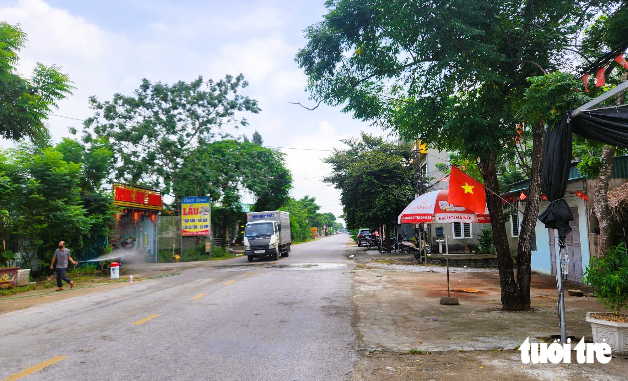 Vụ chặt cây đổ đè chết người đi đường: Gia đình thuê chặt cây nói sẽ có trách nhiệm bồi thường tốt nhất cho người gặp nạn - Ảnh 4.