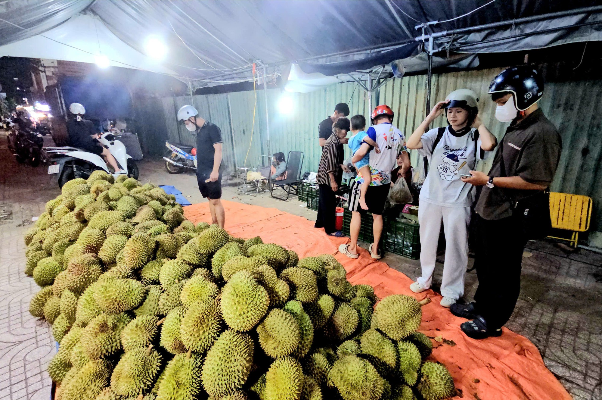 Dân Sài Gòn bất ngờ với sầu riêng đổ đống giá chỉ 20.000 đồng/kg, nhưng ngon dỡ 'tuỳ duyên' - Ảnh 4.