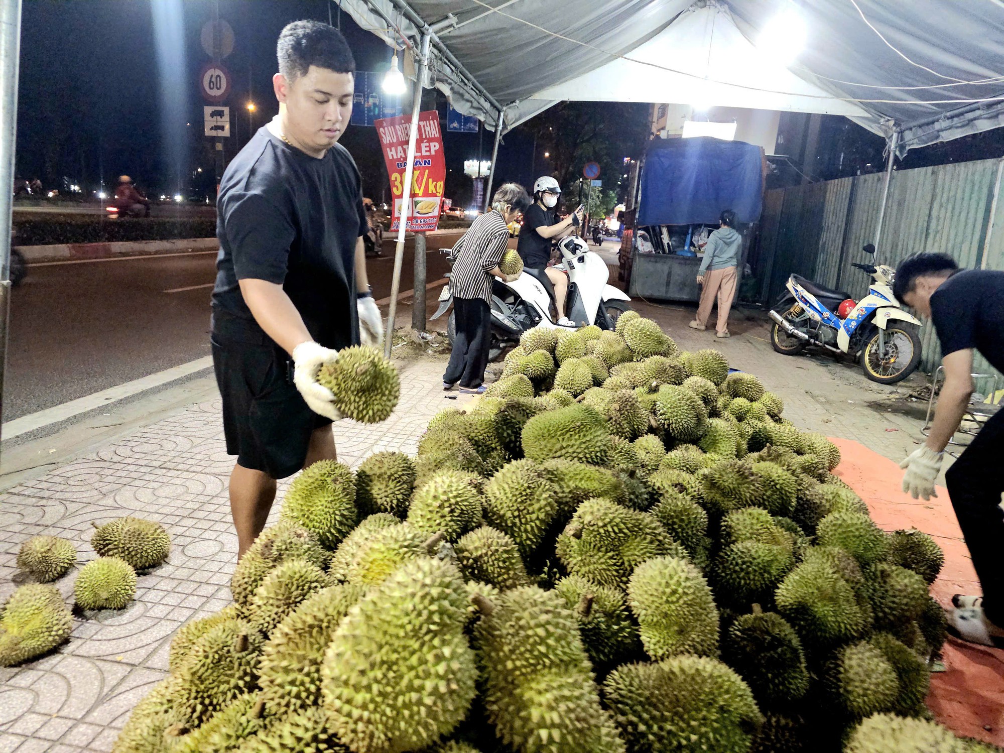 Dân Sài Gòn bất ngờ với sầu riêng đổ đống giá chỉ 20.000 đồng/kg, nhưng ngon dỡ 'tuỳ duyên' - Ảnh 5.