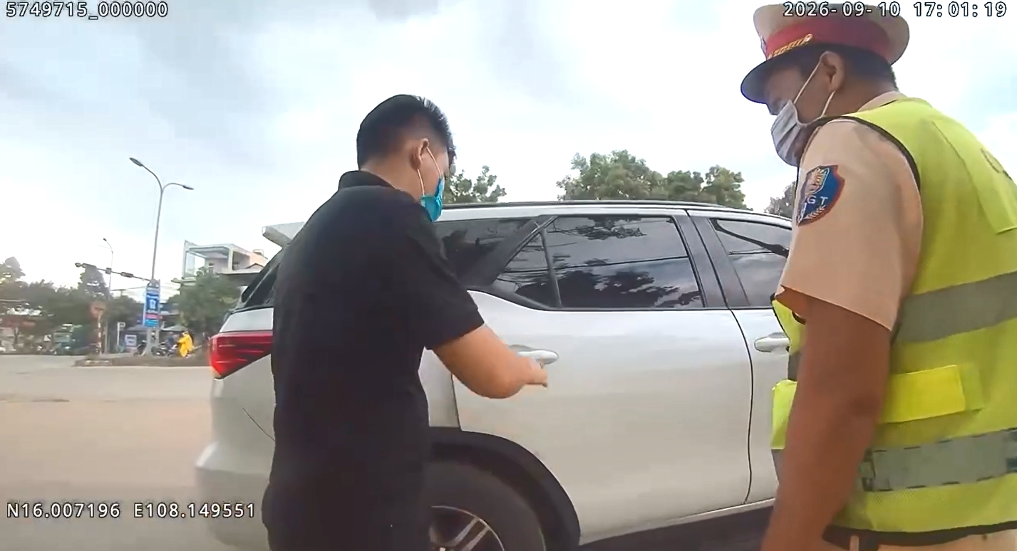 CSGT ‘tuýt còi’ xe ghép chặng Quảng Ngãi - Đà Nẵng, tài xế nhận 300.000 đồng/khách - Ảnh 1.