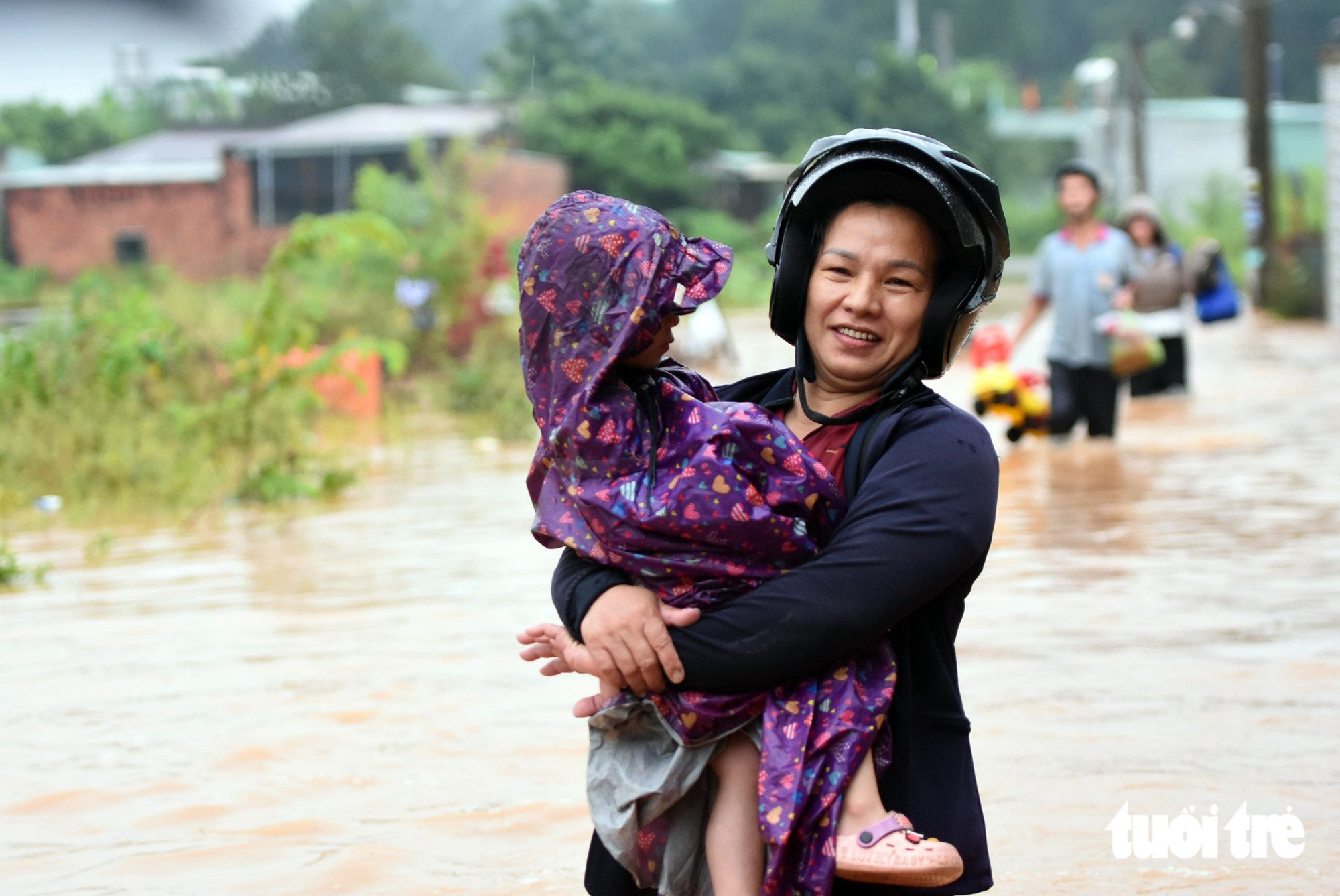 Lũ dâng cao trở lại ở Đồng Nai, người dân bỏ nhà đi trú, hàng xóm mở cửa đón nhau - Ảnh 15.