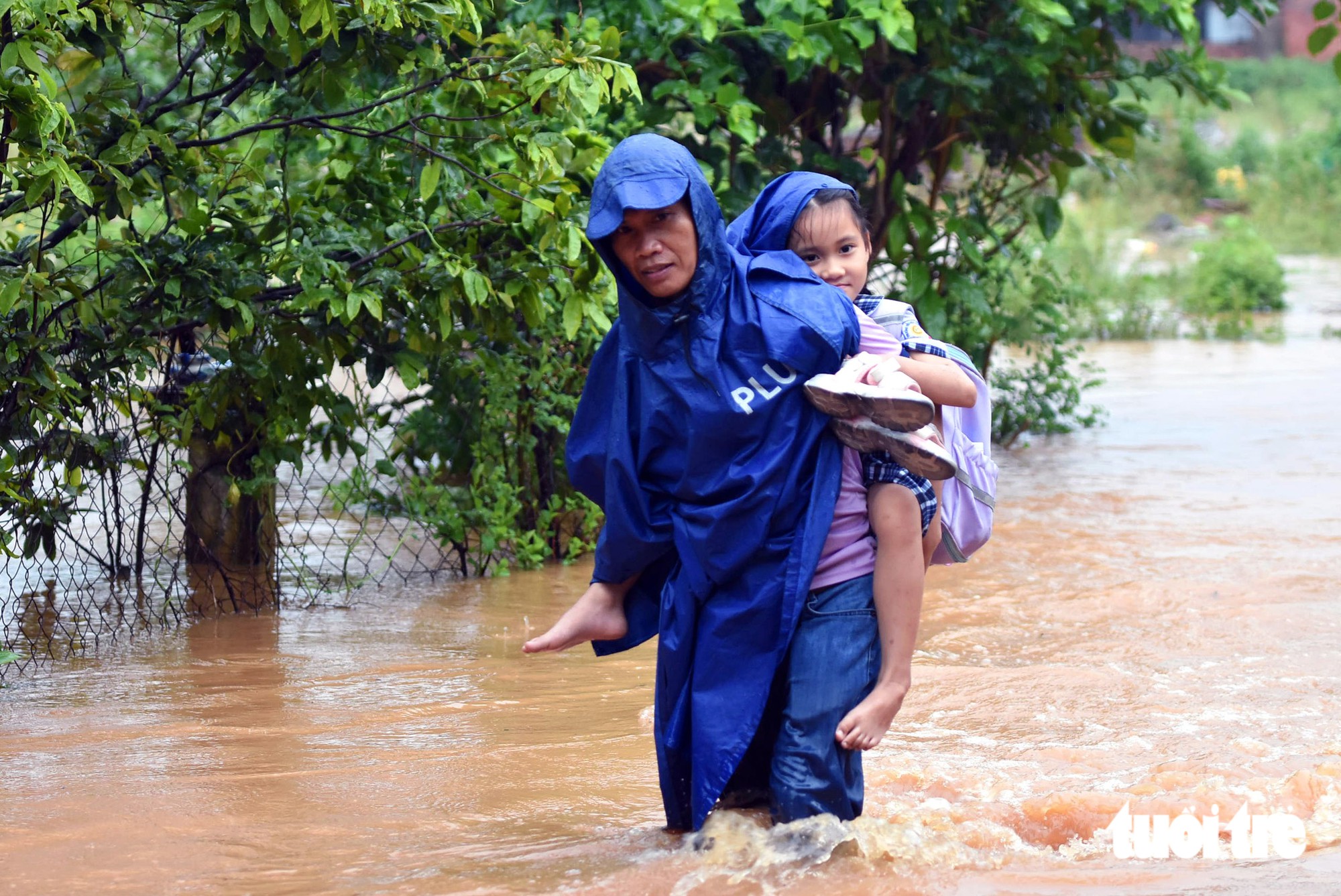 Lũ dâng cao trở lại ở Đồng Nai, người dân bỏ nhà đi trú, hàng xóm mở cửa đón nhau - Ảnh 2.