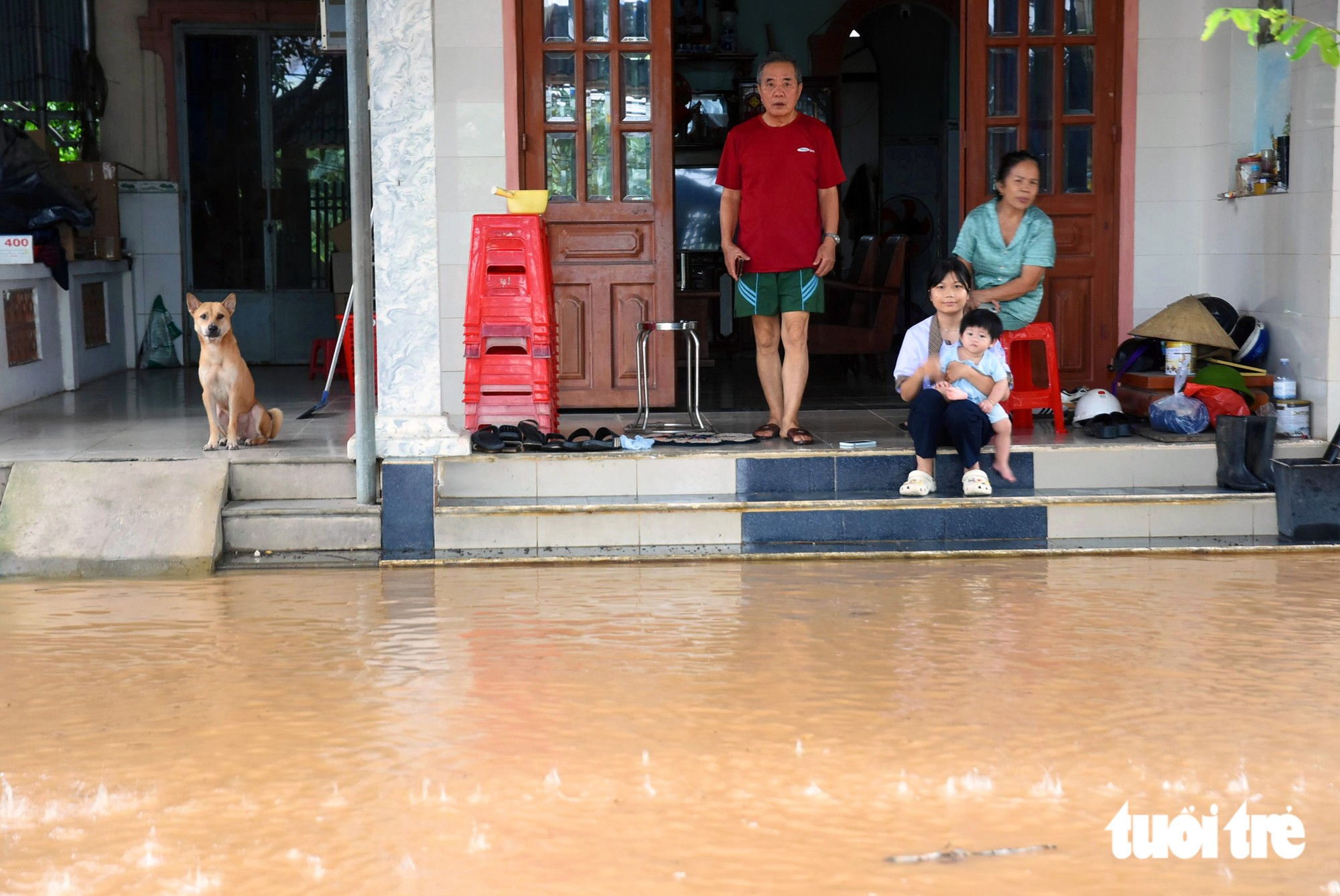Lũ dâng cao trở lại ở Đồng Nai, người dân bỏ nhà đi trú, hàng xóm mở cửa đón nhau - Ảnh 8.