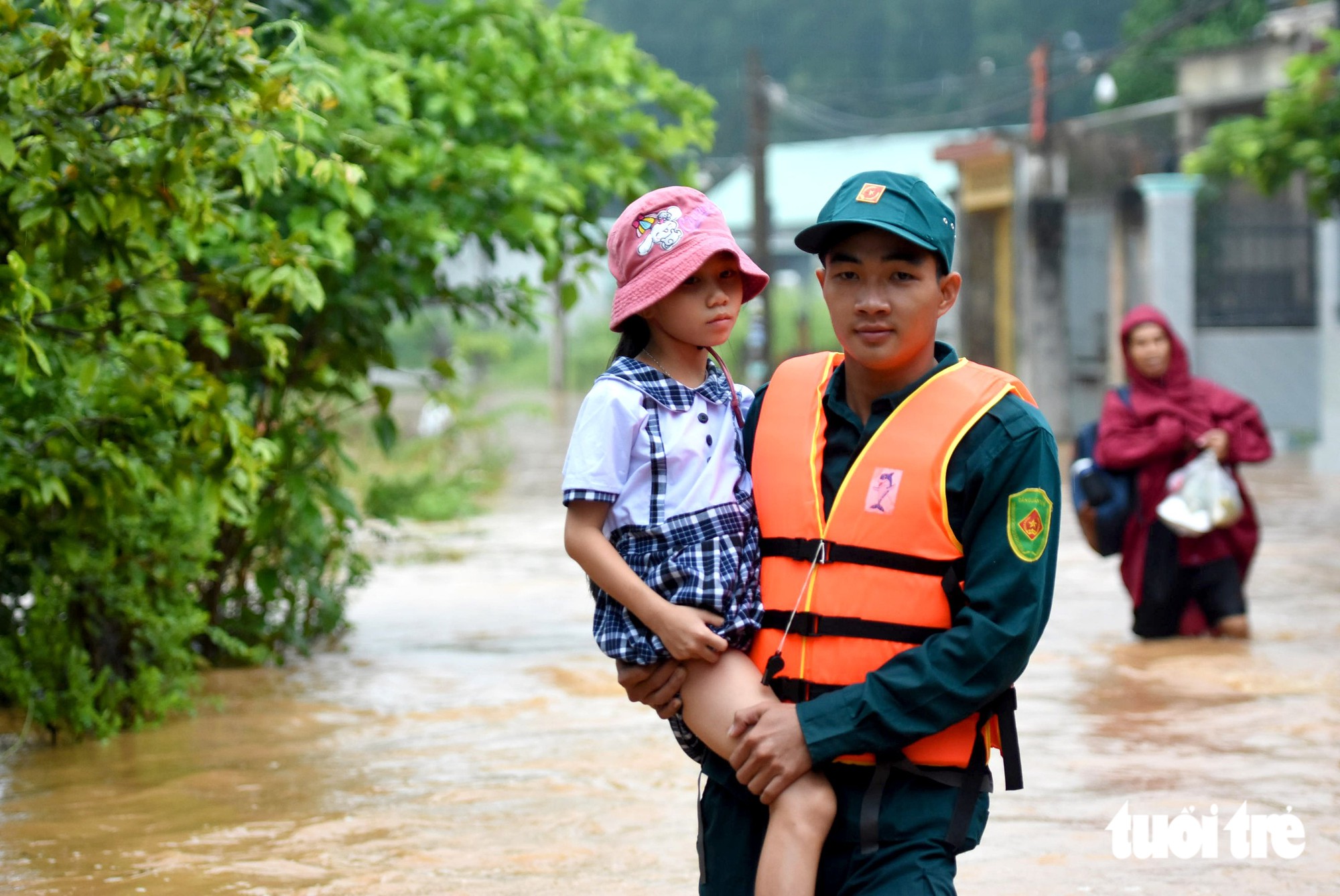 Lũ dâng cao trở lại ở Đồng Nai, người dân bỏ nhà đi trú, hàng xóm mở cửa đón nhau - Ảnh 14.