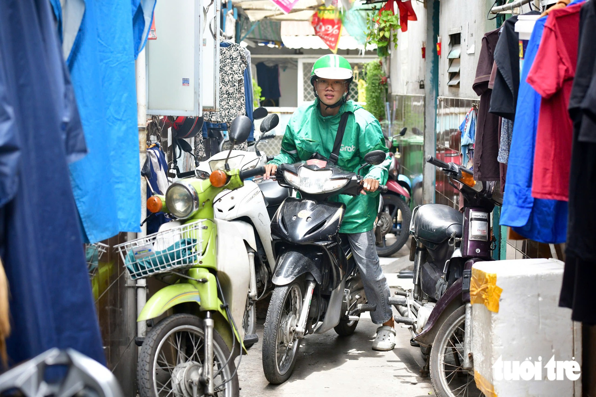 Chạy xe ôm kiếm tiền vì không có cha mẹ, vẫn đậu Đại học Kinh tế TP.HCM - Ảnh 3.