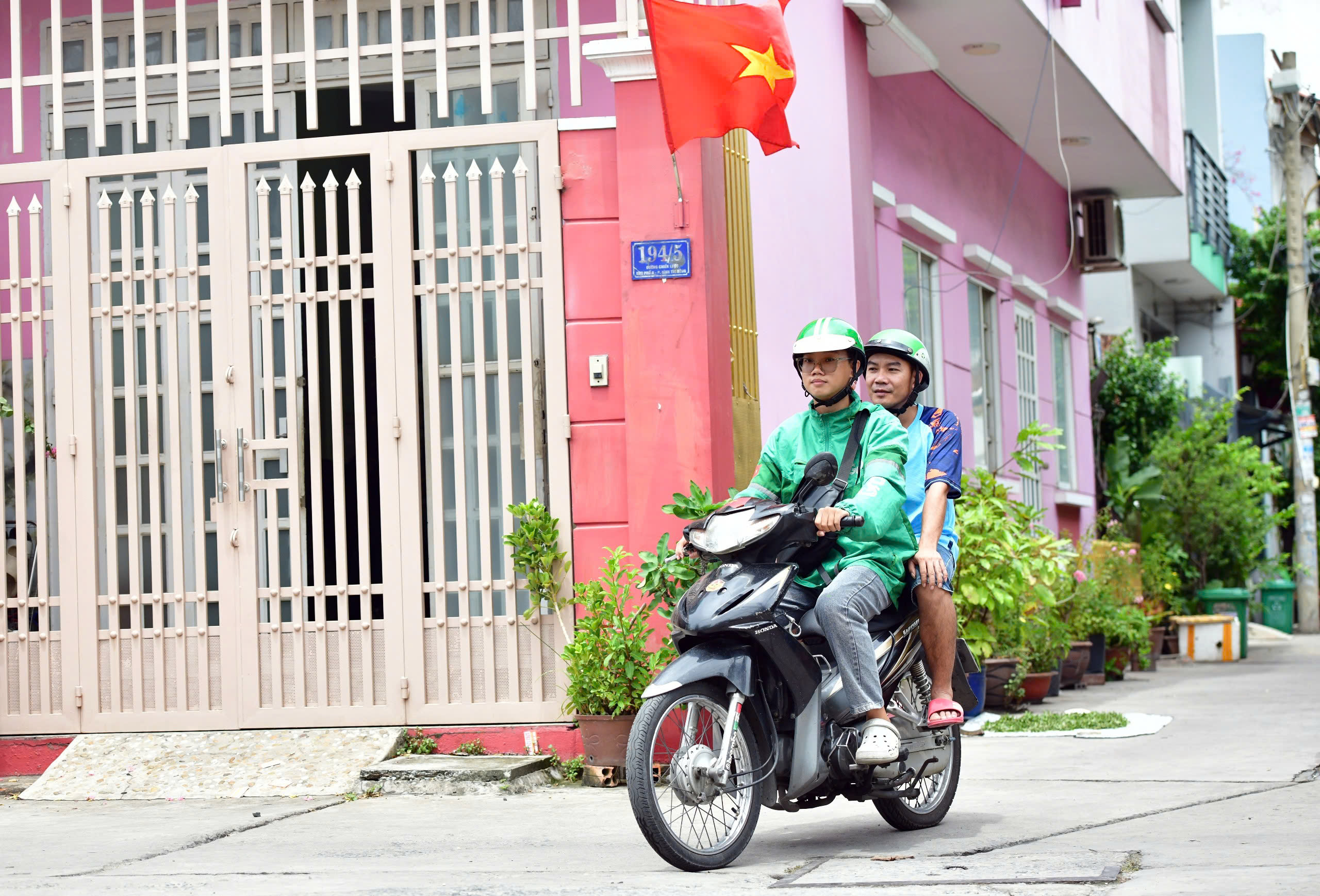 Chạy xe ôm kiếm tiền vì không có cha mẹ, vẫn đậu Đại học Kinh tế TP.HCM - Ảnh 6.