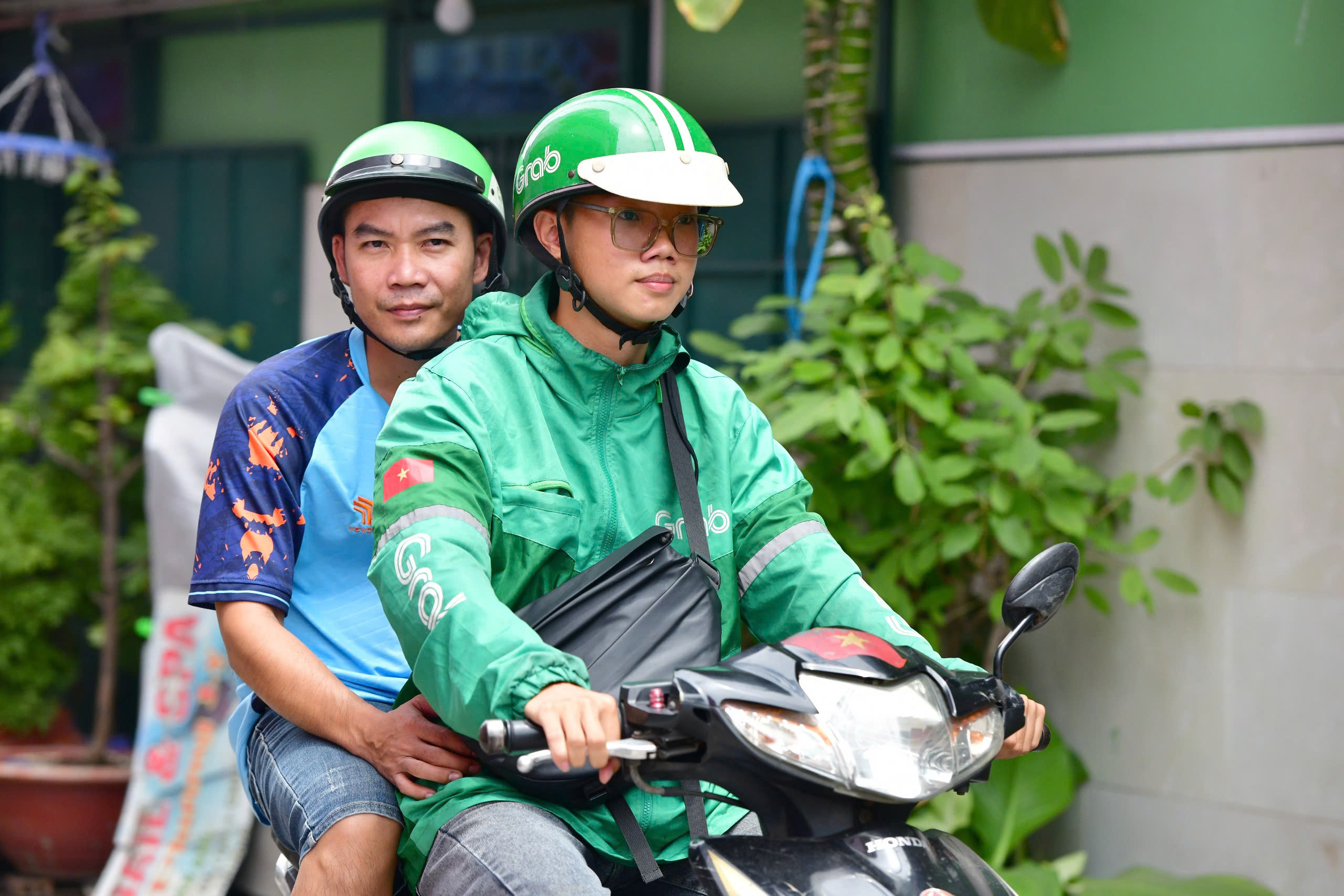 Chạy xe ôm kiếm tiền vì không có cha mẹ, vẫn đậu Đại học Kinh tế TP.HCM - Ảnh 7.