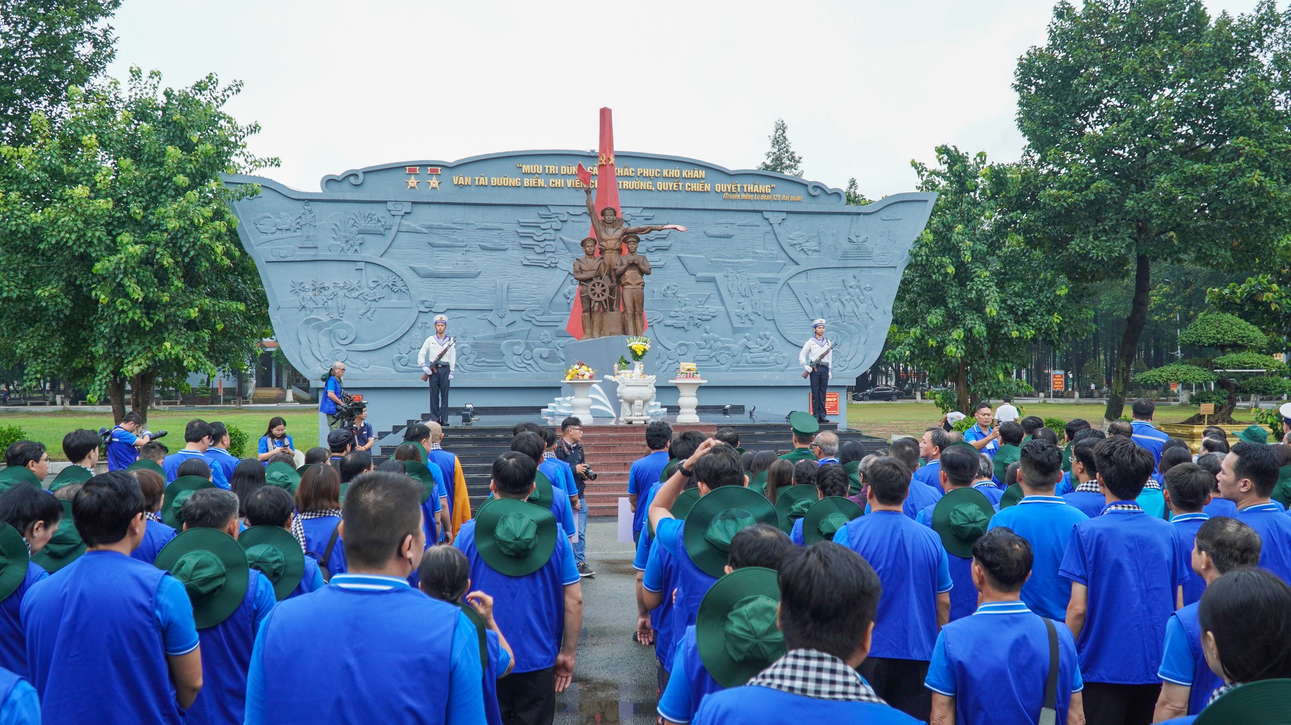 Đoàn Đại biểu TP.HCM đi thăm cán bộ, chiến sĩ và nhân dân tại các đảo trên biển Tây Nam và Nhà giàn DK1/10 - Ảnh 1.