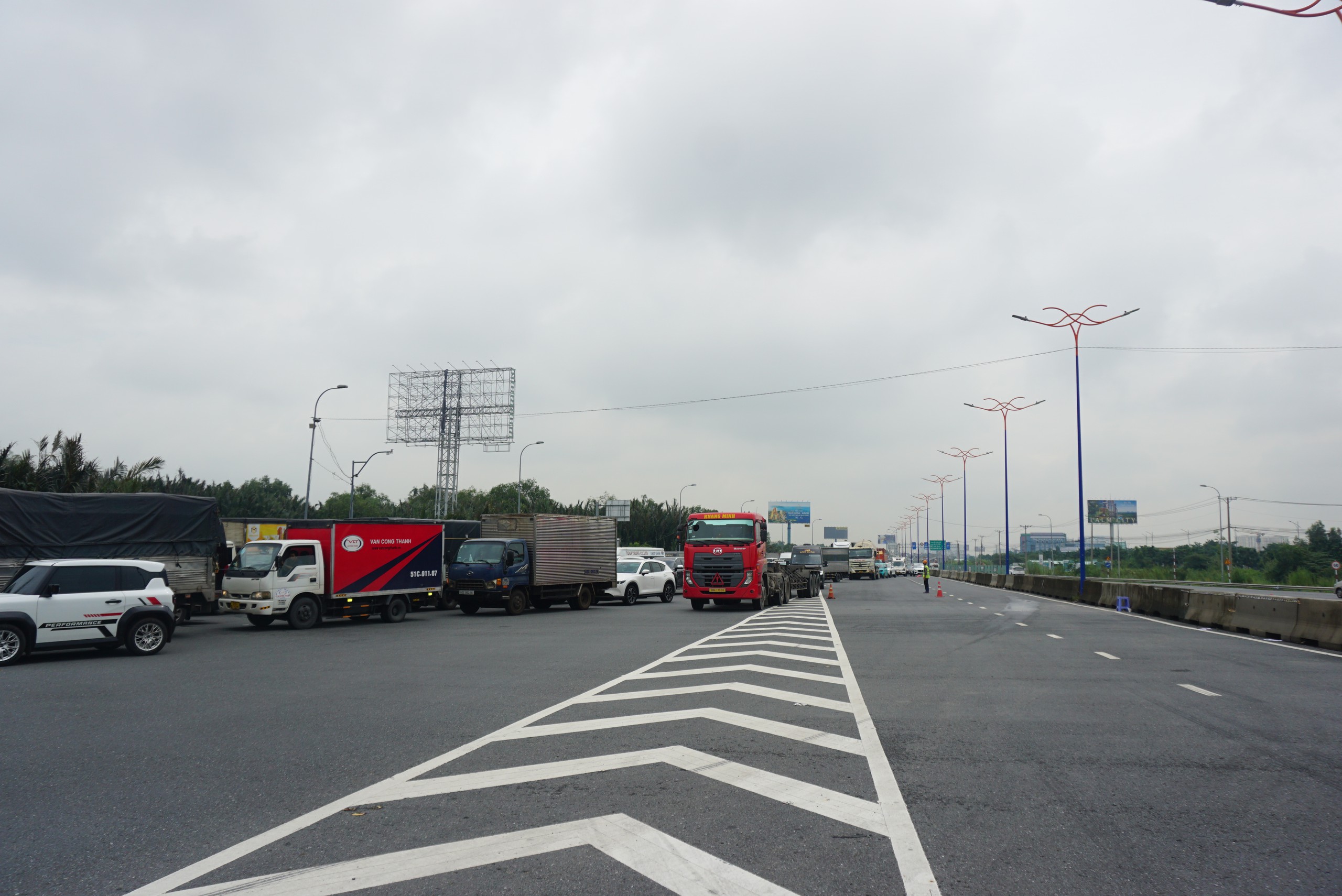 Vẫn đang phong toả, giải cứu hầm chui An Phú ngập nước - Ảnh 1.