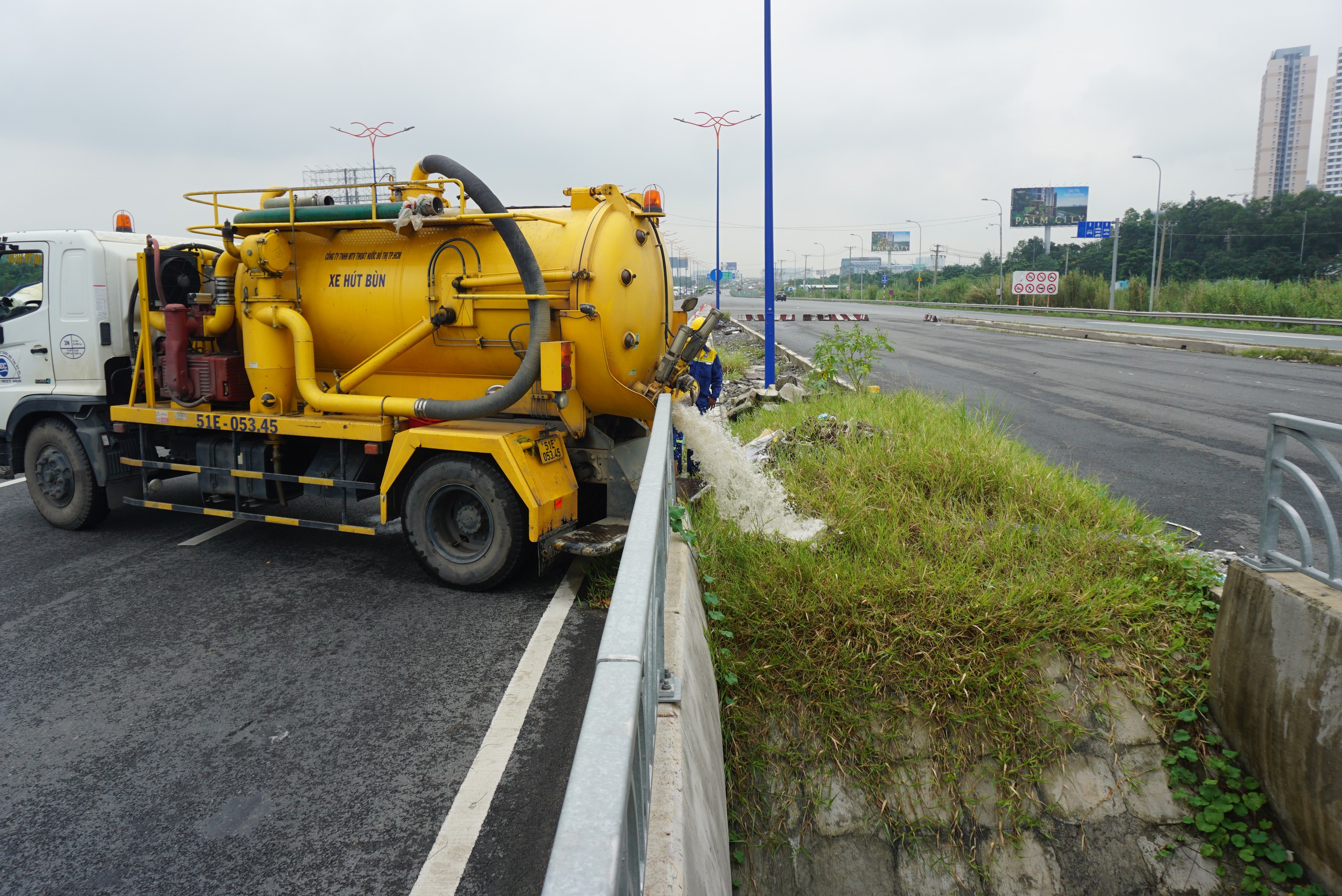Vẫn đang phong toả, giải cứu hầm chui An Phú ngập nước - Ảnh 3.