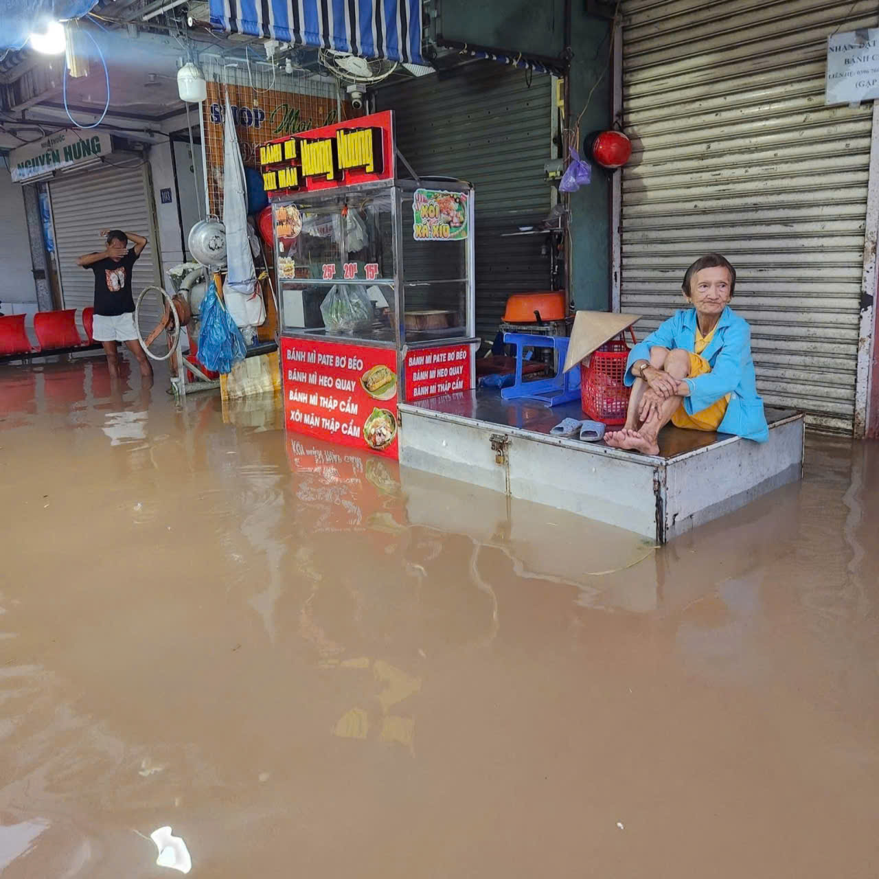 Nhiều nơi tại TP Cần Thơ, Vĩnh Long lại ngập do triều cường - Ảnh 1.