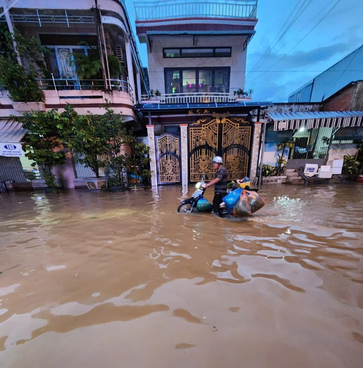Nhiều nơi tại TP Cần Thơ, Vĩnh Long lại ngập do triều cường - Ảnh 2.