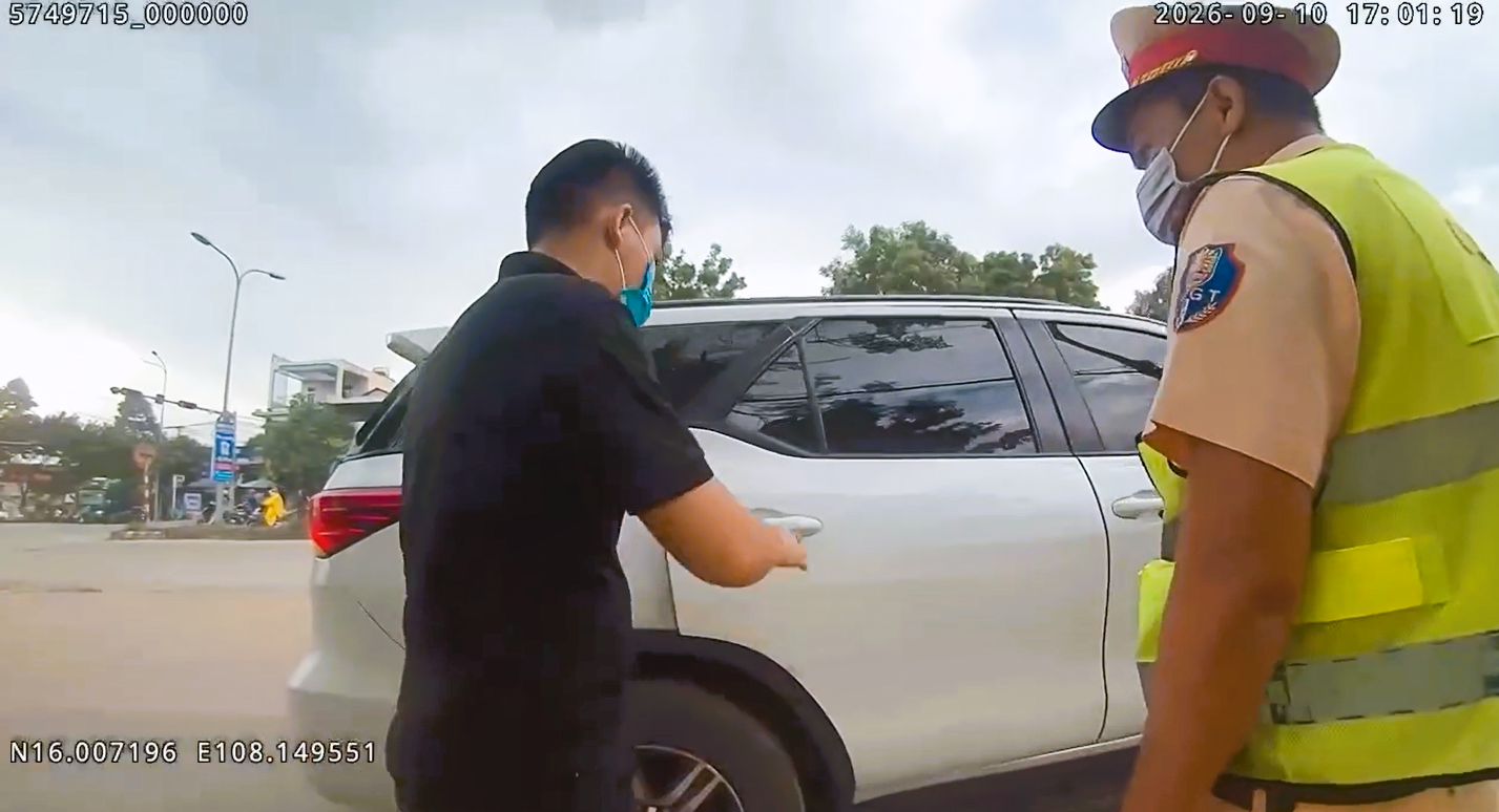 Từ vụ xử lý xe ghép Quảng Ngãi - Đà Nẵng: Tài xế có thể bị phạt tiền, trừ 6 điểm bằng lái - Ảnh 1.