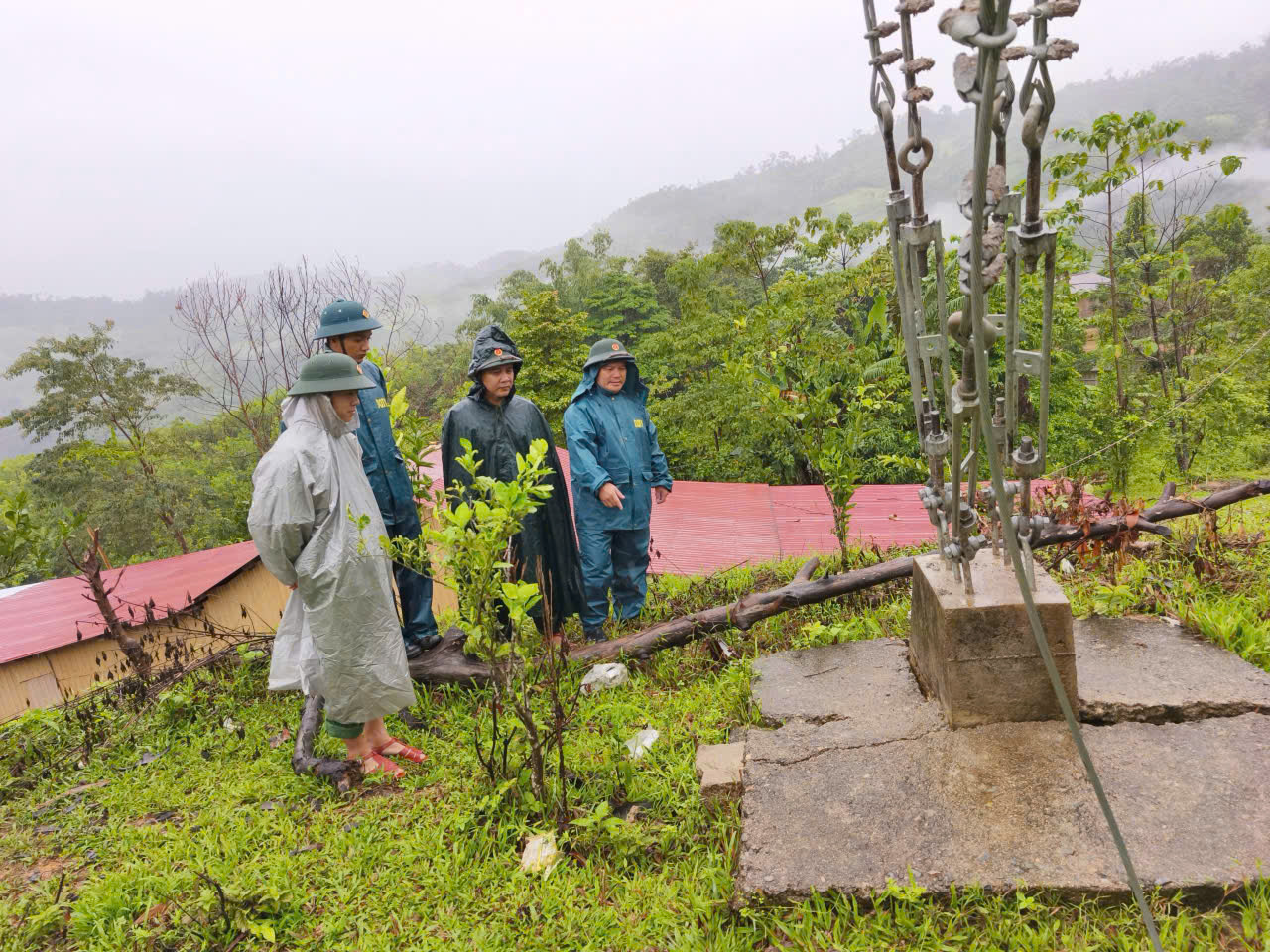 Mưa lớn trúng xuống nhiều nơi gây sạt lở, tắc đường ở Đà Nẵng, bộ đội và công an căng mình túc trực - Ảnh 4.