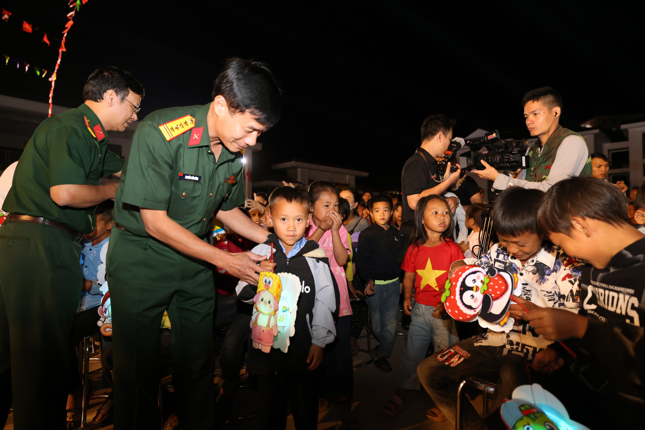 Bộ đội làm Trung thu sớm cho các em nhỏ nơi bản biên cương Na Ngoi  - Ảnh 3.