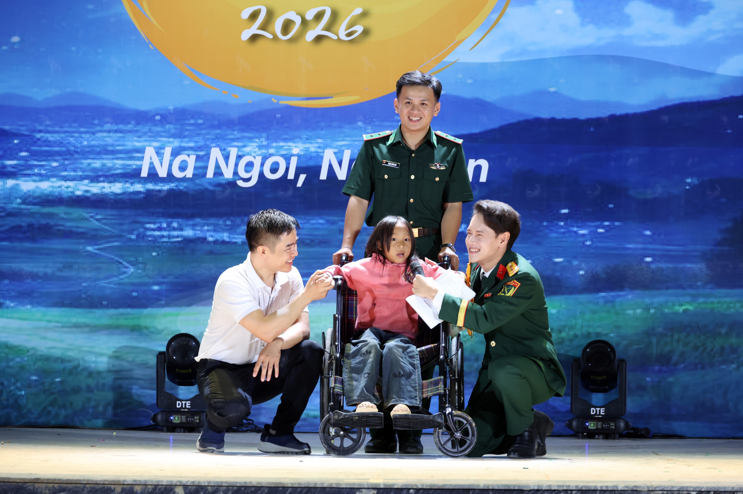 Bộ đội làm Trung thu sớm cho các em nhỏ nơi bản biên cương Na Ngoi  - Ảnh 4.