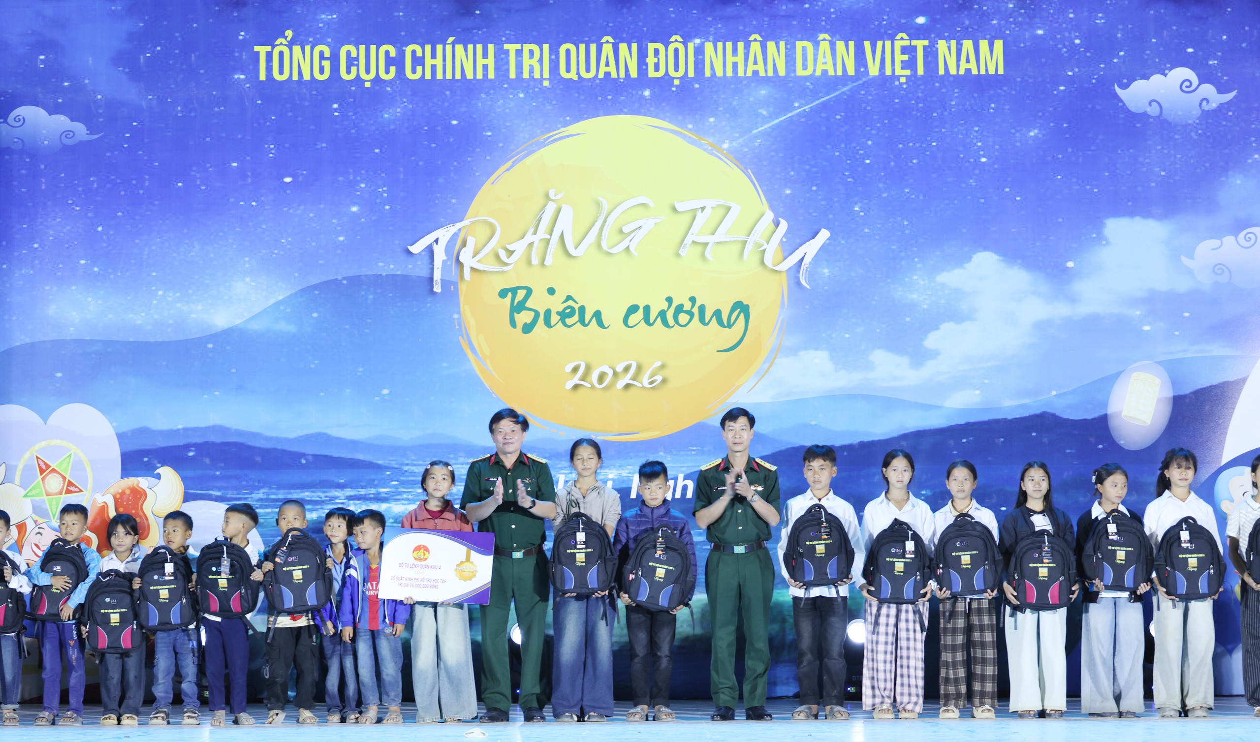 Bộ đội làm Trung thu sớm cho các em nhỏ nơi bản biên cương Na Ngoi  - Ảnh 5.