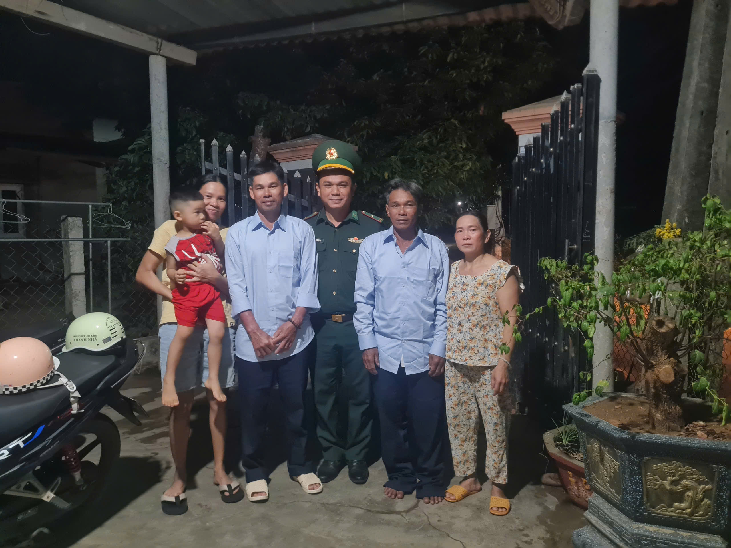 Khoảnh khắc nghẹt thở tàu cá Gia Lai cứu vớt 32 ngư dân Đà Nẵng trôi dạt giữa biển - Ảnh 9.