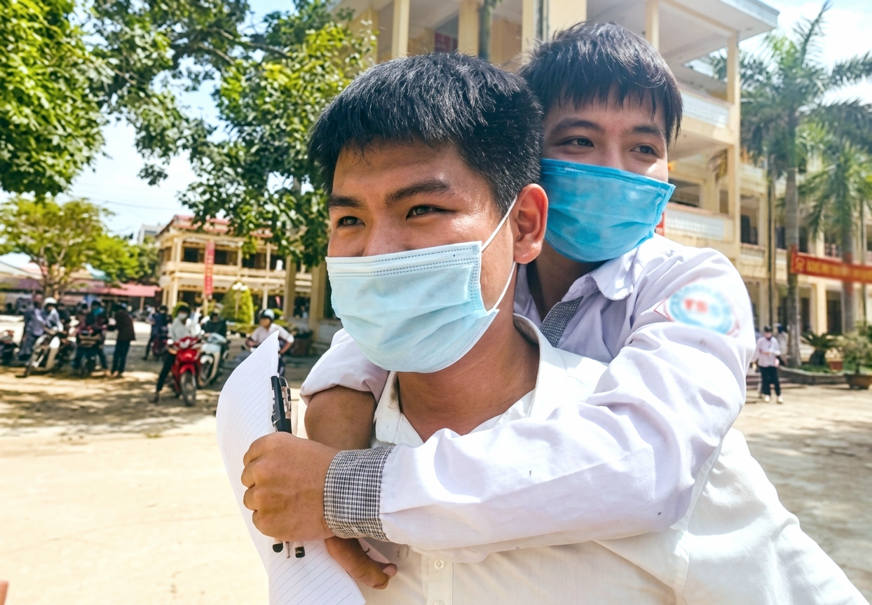 Bác sĩ 10 năm cõng bạn đi học: Cái tâm đi trước cái nghề - Ảnh 3.