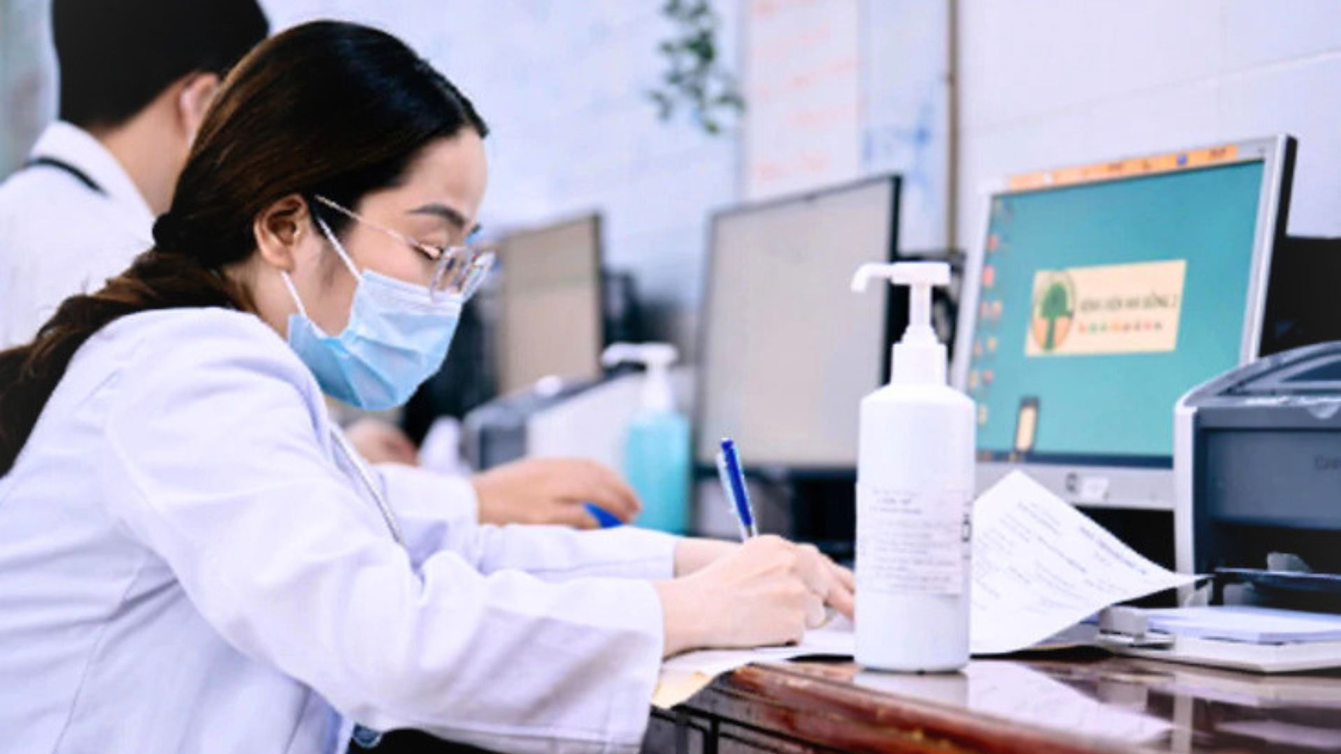 Nên đào tạo bác sĩ nội trú và bác sĩ chuyên sâu như thế nào để Việt Nam nhiều bác sĩ giỏi? - Ảnh 1.