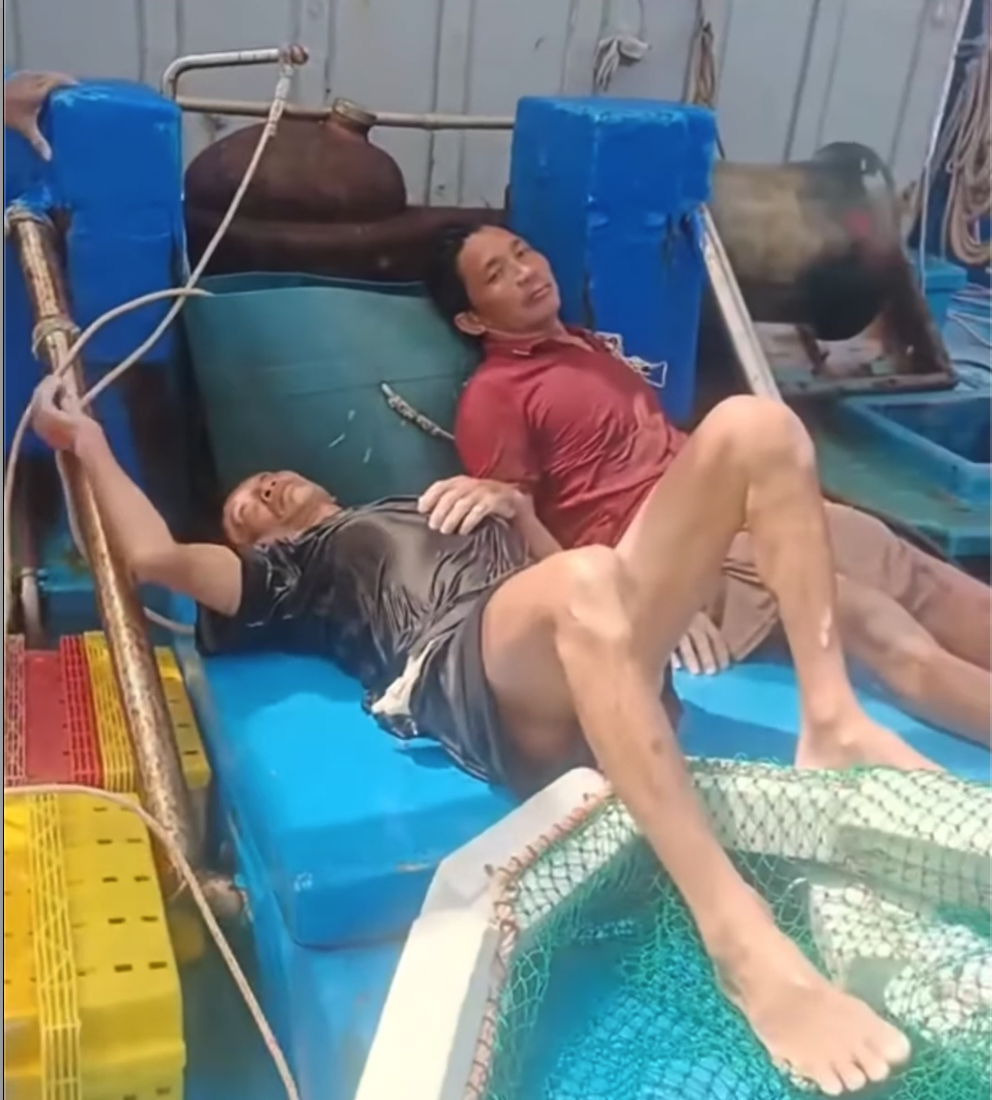 Khoảnh khắc nghẹt thở tàu cá Gia Lai cứu vớt 32 ngư dân Đà Nẵng trôi dạt giữa biển - Ảnh 5.