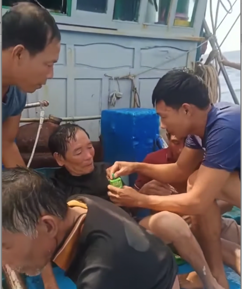 Khoảnh khắc nghẹt thở tàu cá Gia Lai cứu vớt 32 ngư dân Đà Nẵng trôi dạt giữa biển - Ảnh 6.